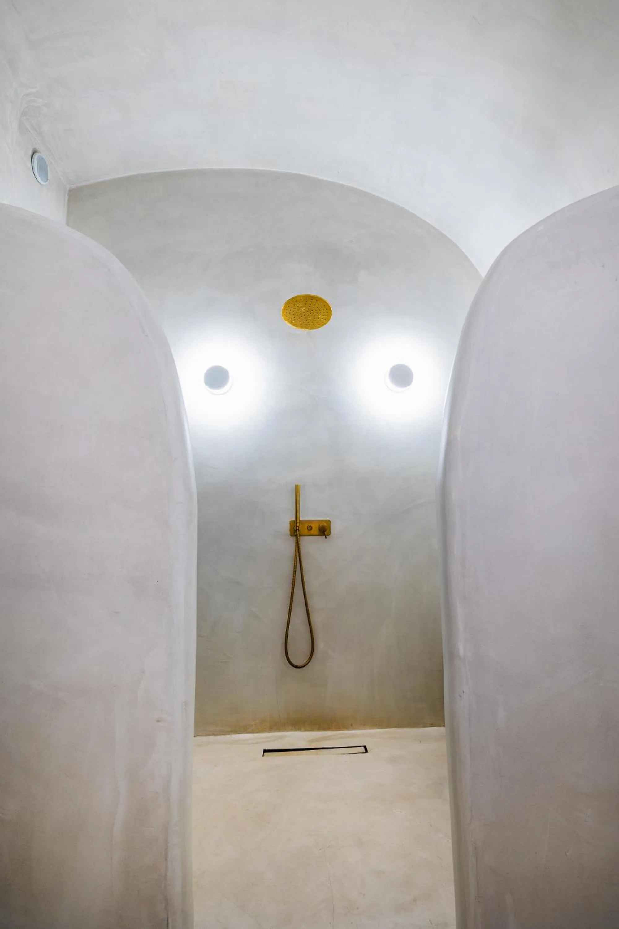 Shower in CASASUNSHA Hybrid Retreat Santorini