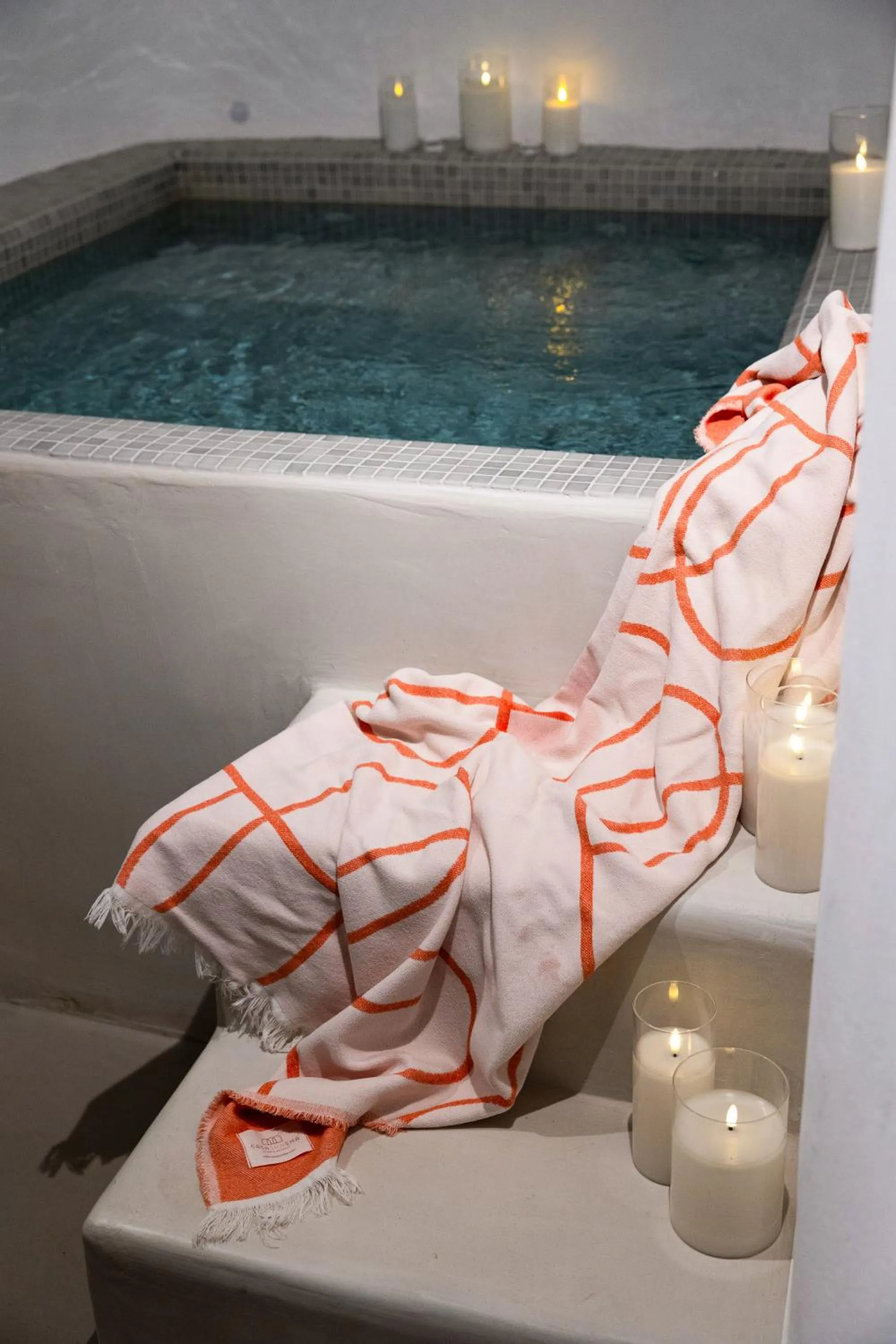 Hot Tub in CASASUNSHA Hybrid Retreat Santorini