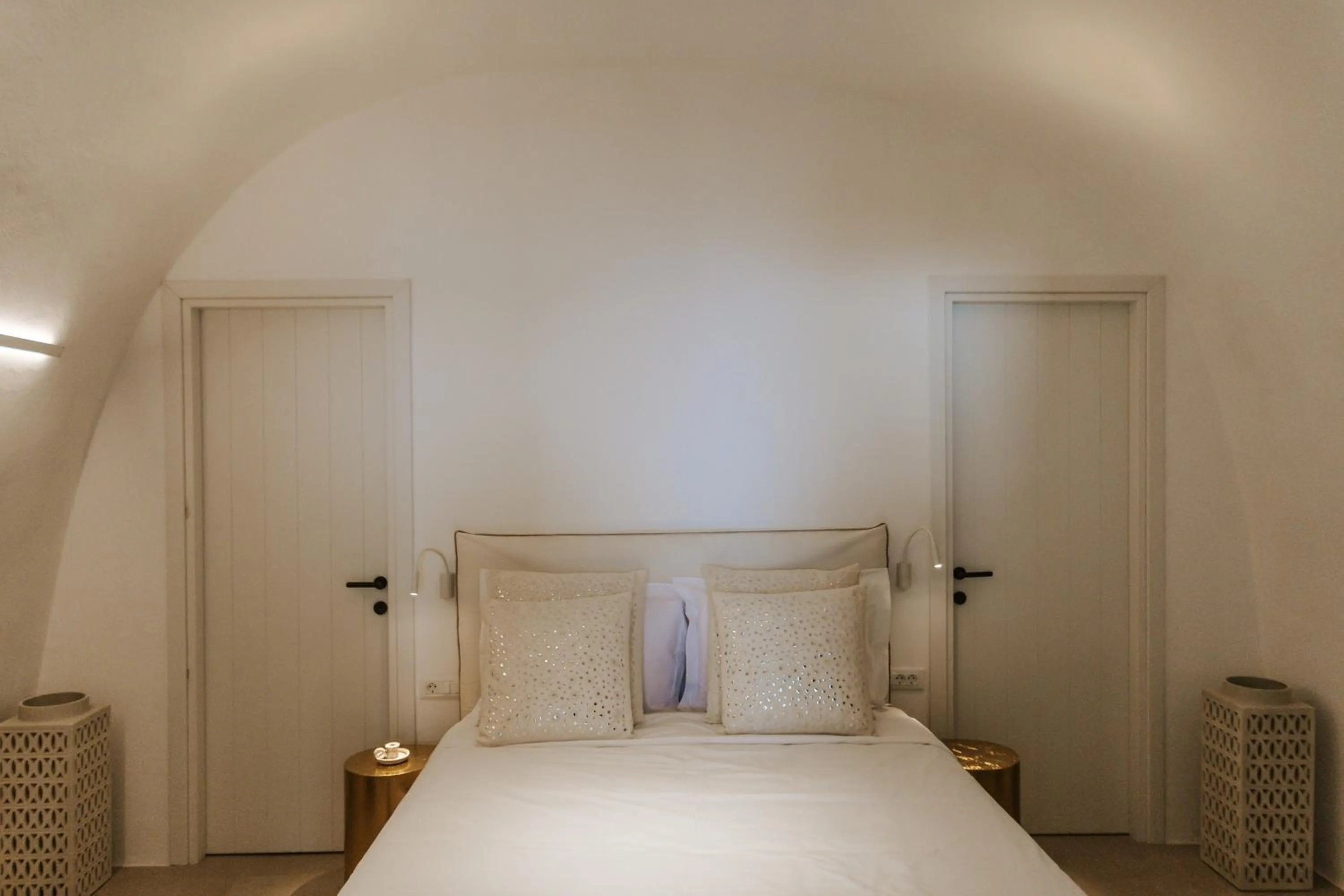 Bed in CASASUNSHA Hybrid Retreat Santorini