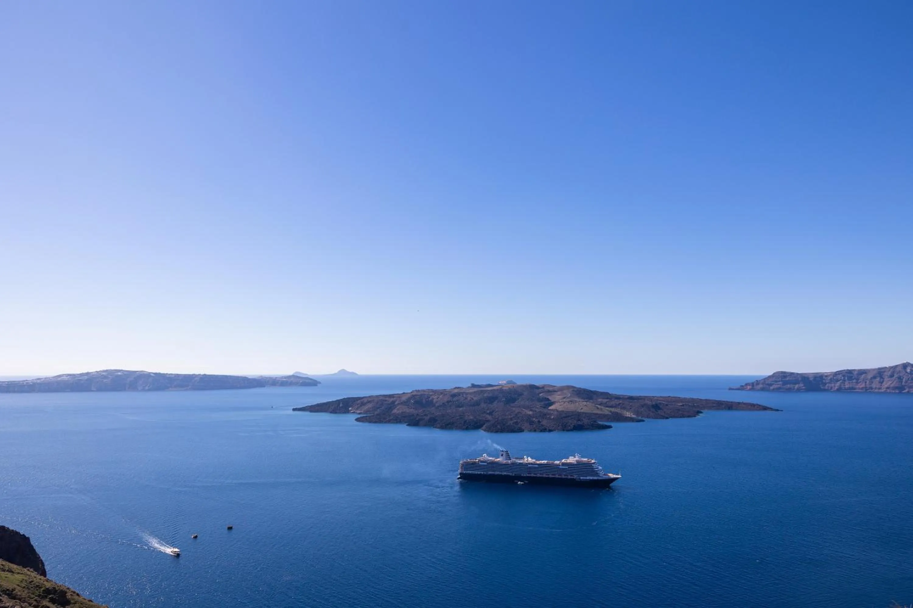 Day in CASASUNSHA Hybrid Retreat Santorini