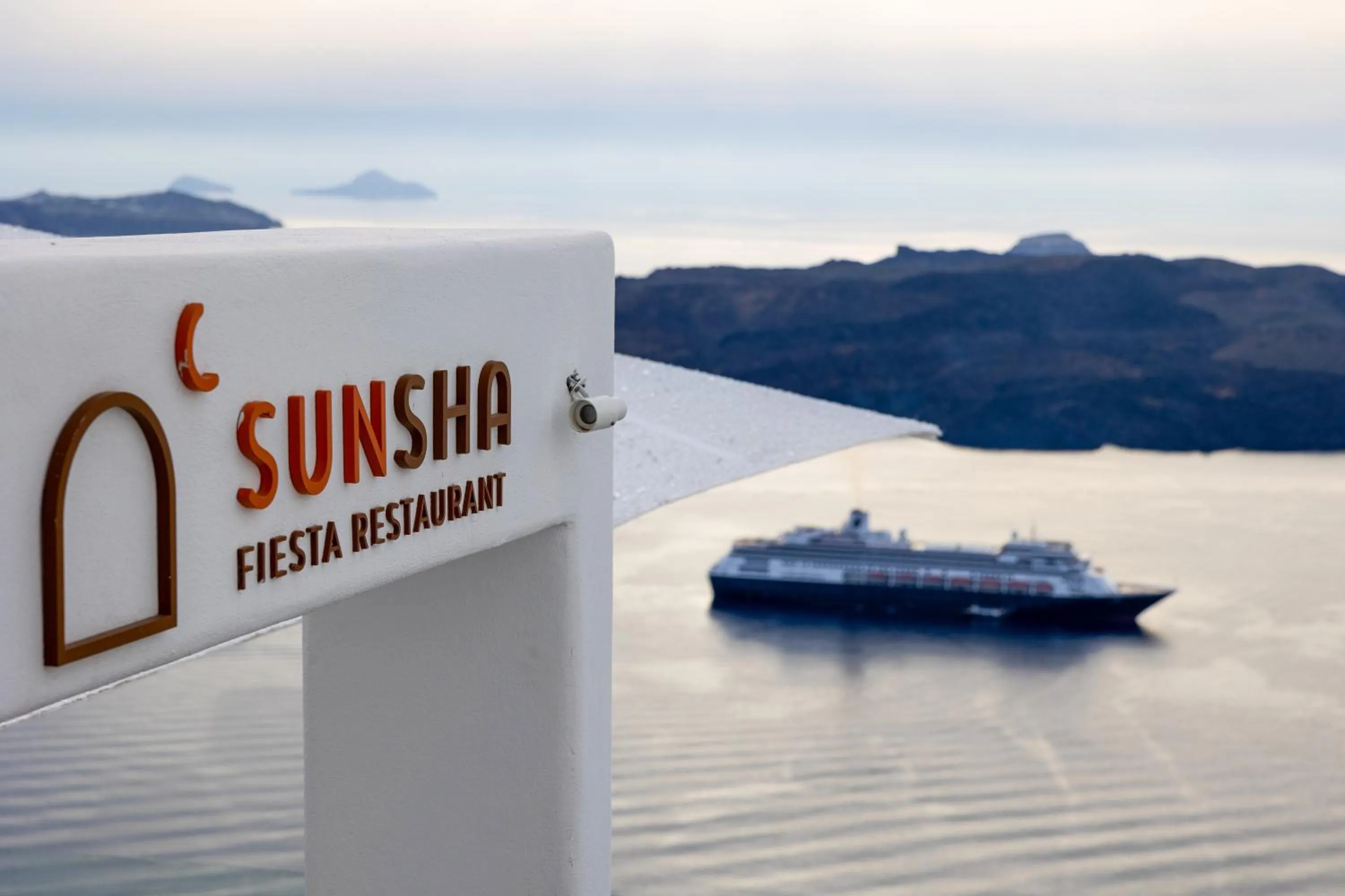 Day in CASASUNSHA Hybrid Retreat Santorini