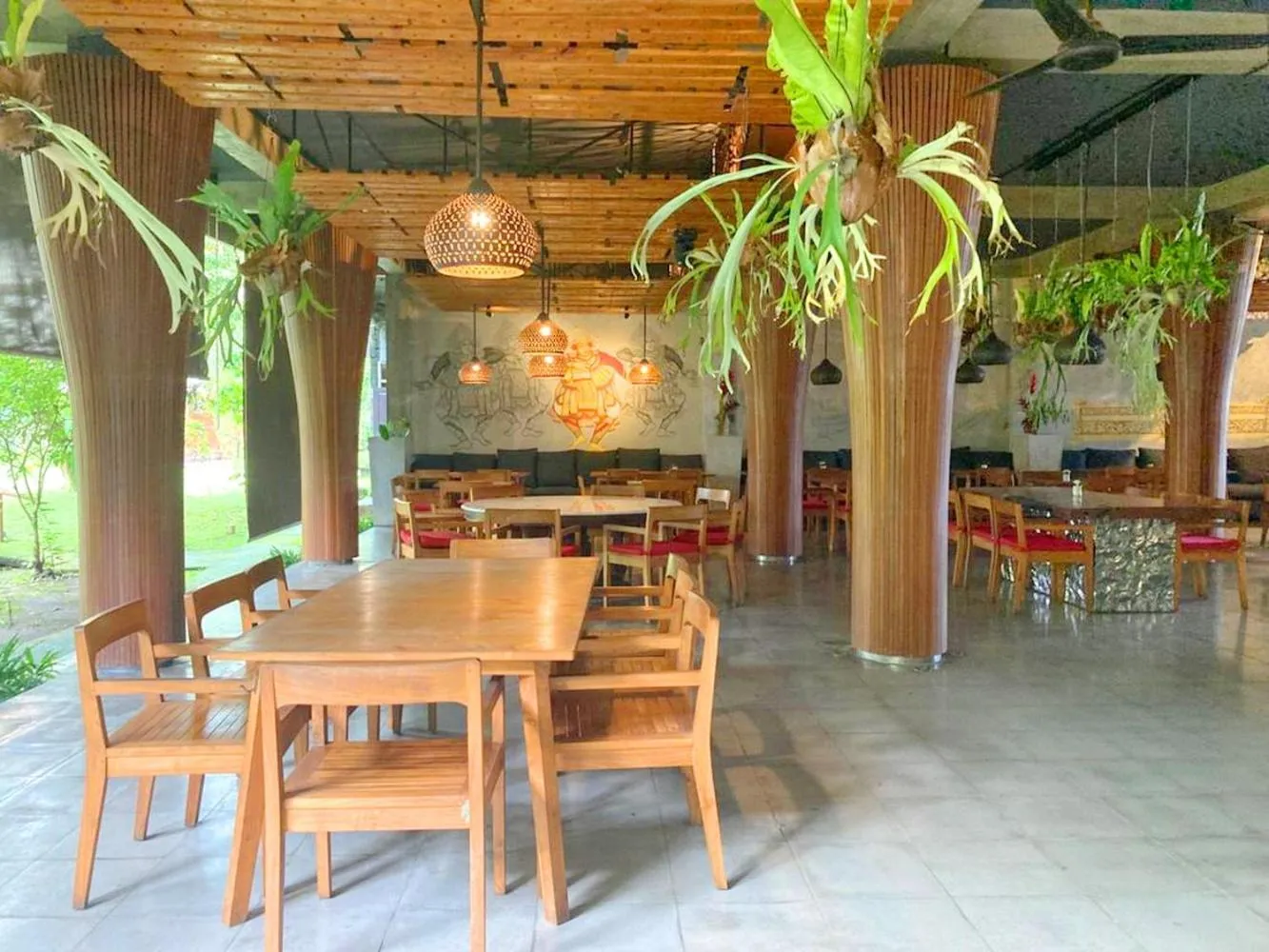 Restaurant/places to eat in Hotel rooms 2 minutes to Monkey Forest