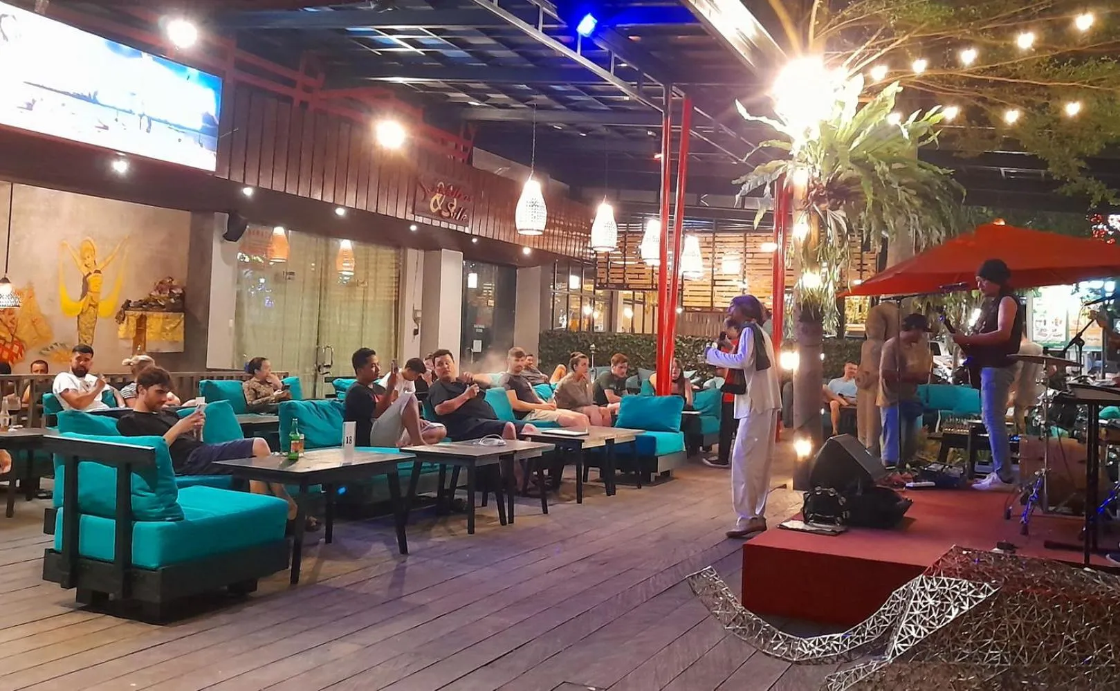 Restaurant/places to eat in Hotel rooms 2 minutes to Monkey Forest