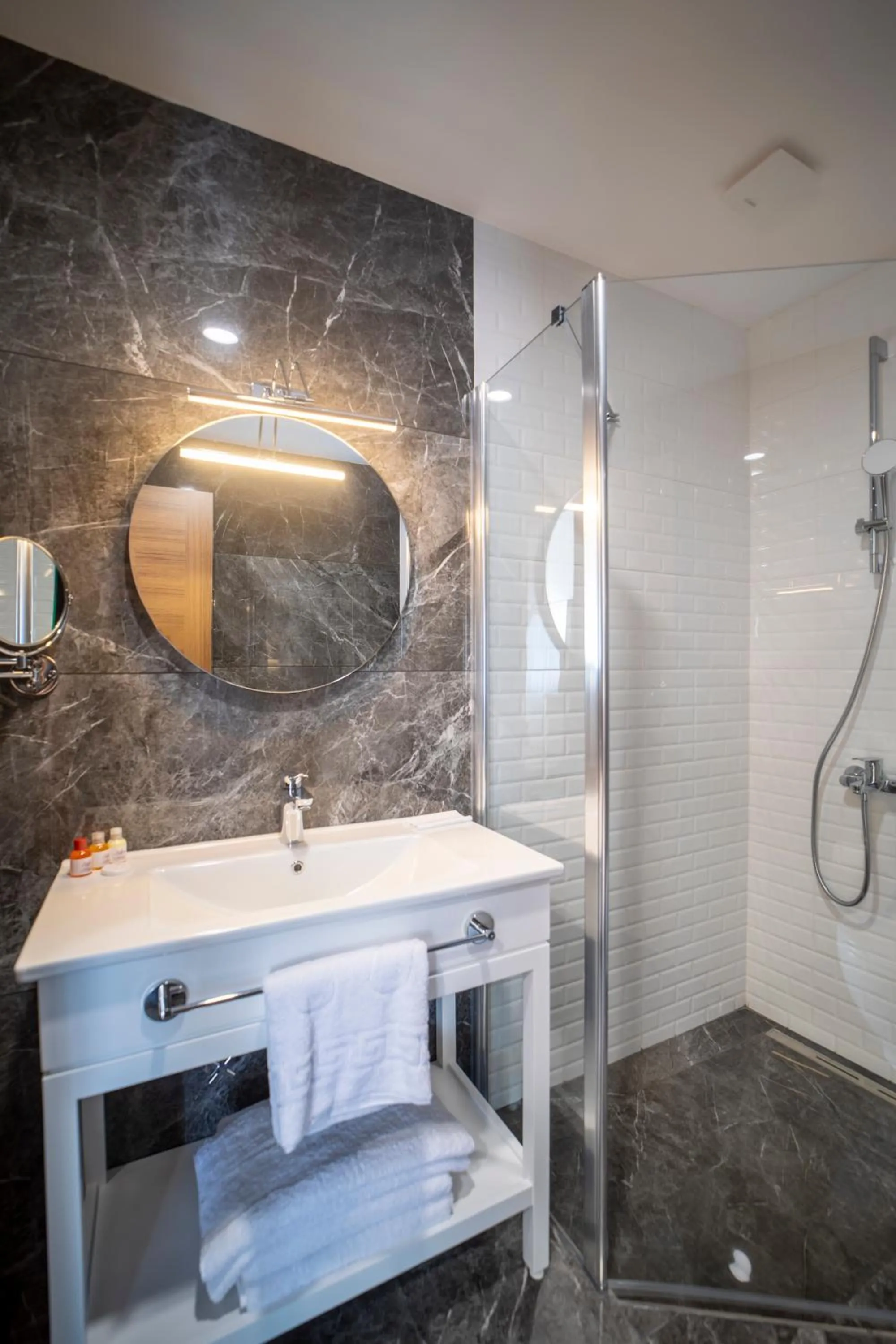 Shower in MELL City Suites Hotel