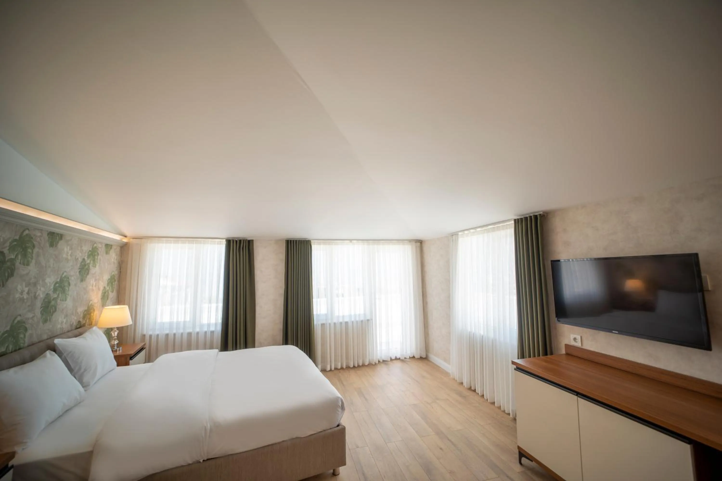 Bed in MELL City Suites Hotel