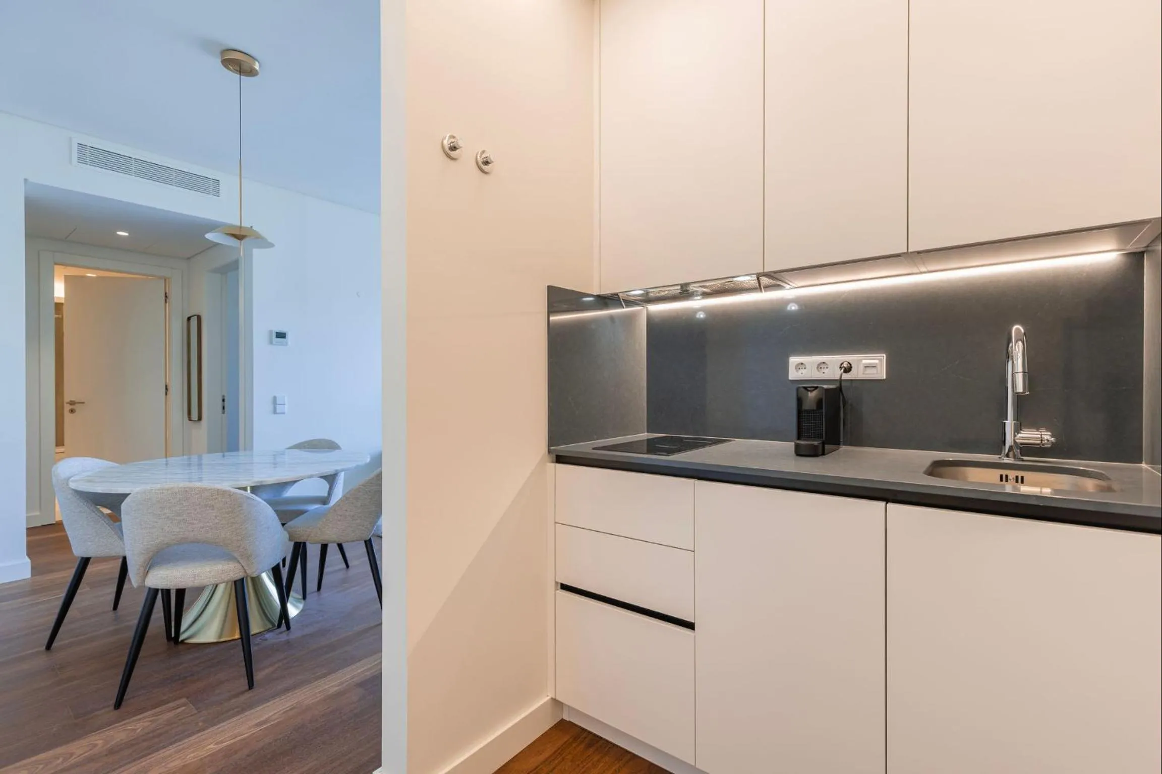 Kitchen or kitchenette in Radiant Apartment in City Center by LovelyStay