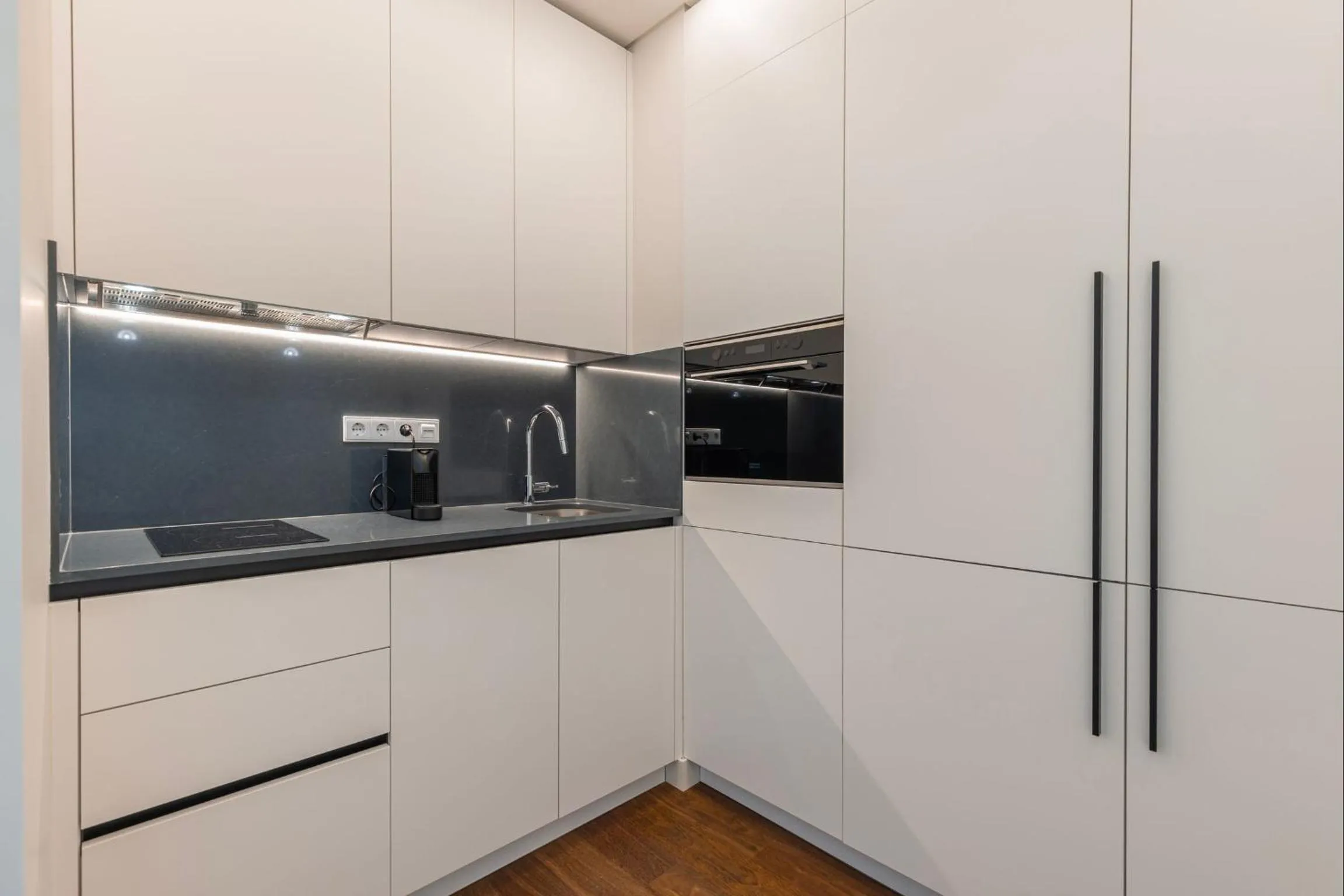 Kitchen or kitchenette in Radiant Apartment in City Center by LovelyStay