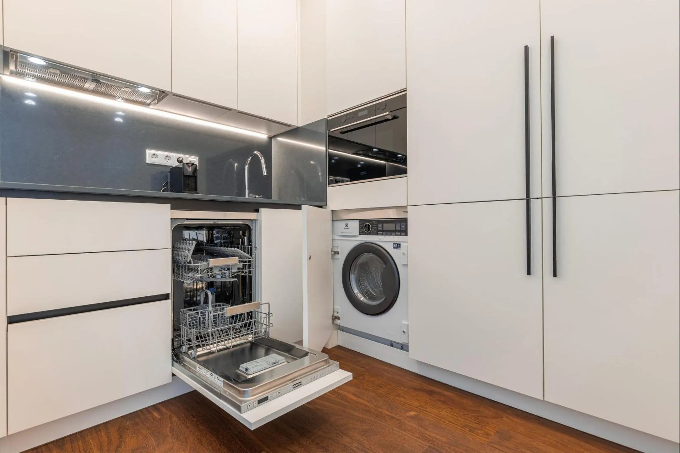 Kitchen or kitchenette in Radiant Apartment in City Center by LovelyStay