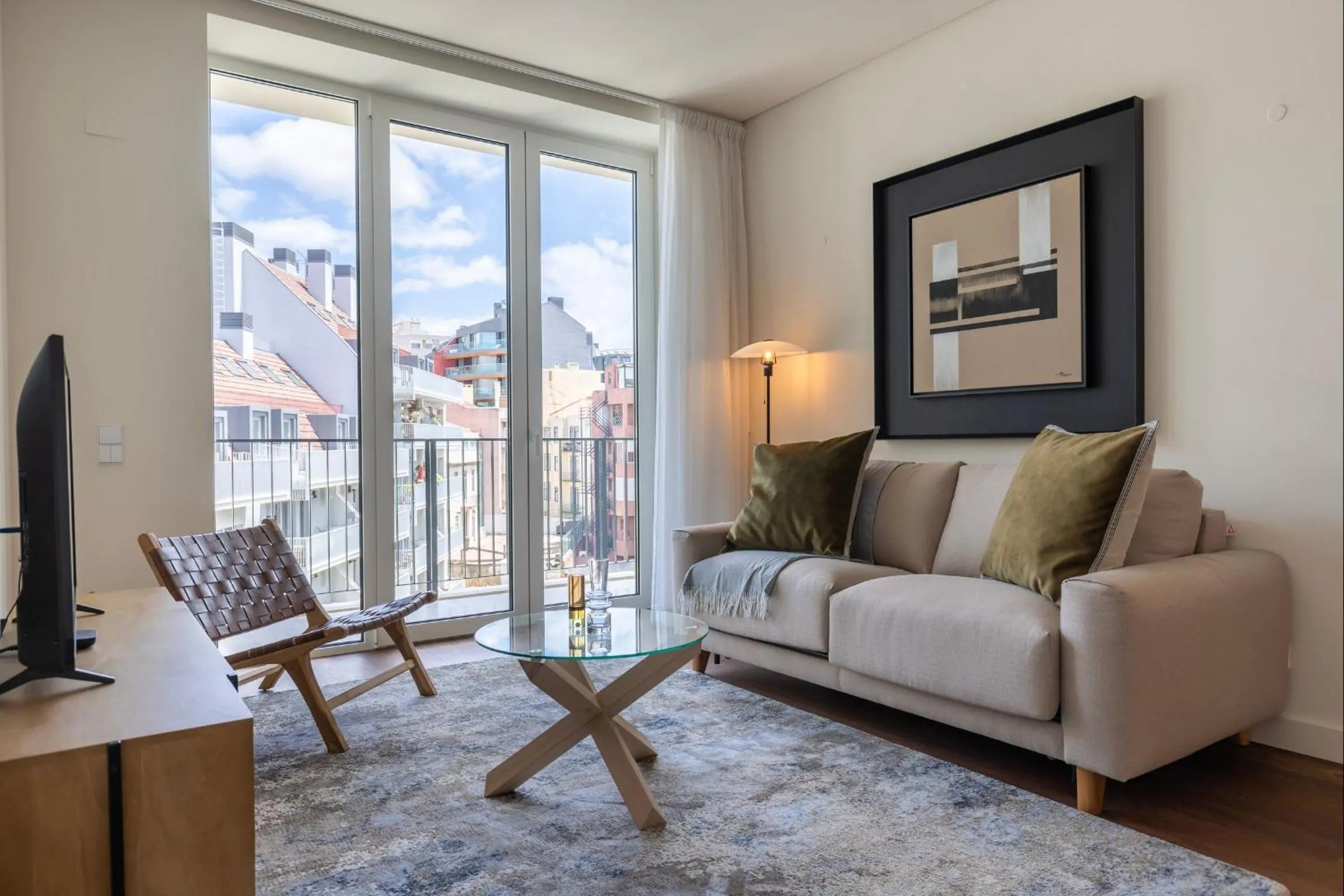 Communal lounge/ TV room in Radiant Apartment in City Center by LovelyStay