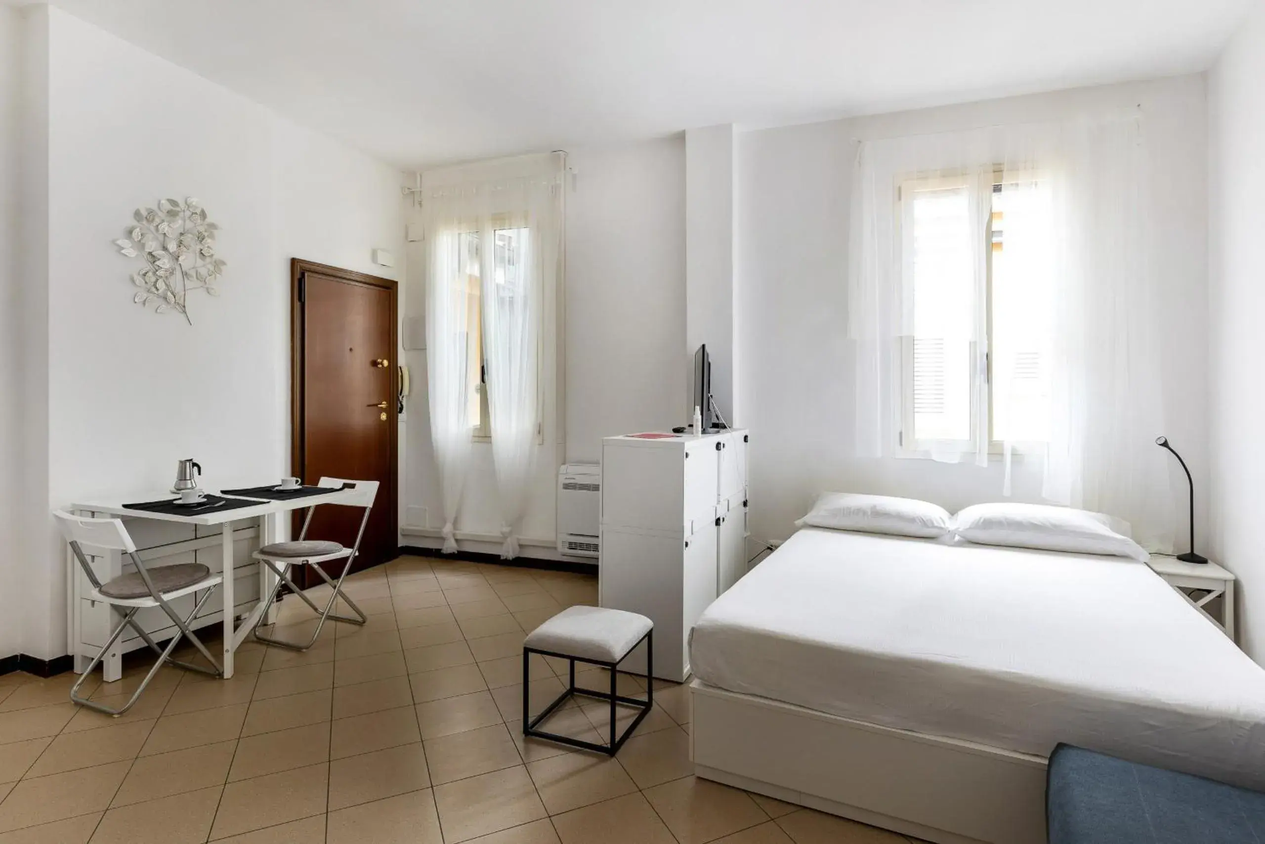White Leaves Studio by Wonderful Italy White Leaves Studio by Wonderful Italy
