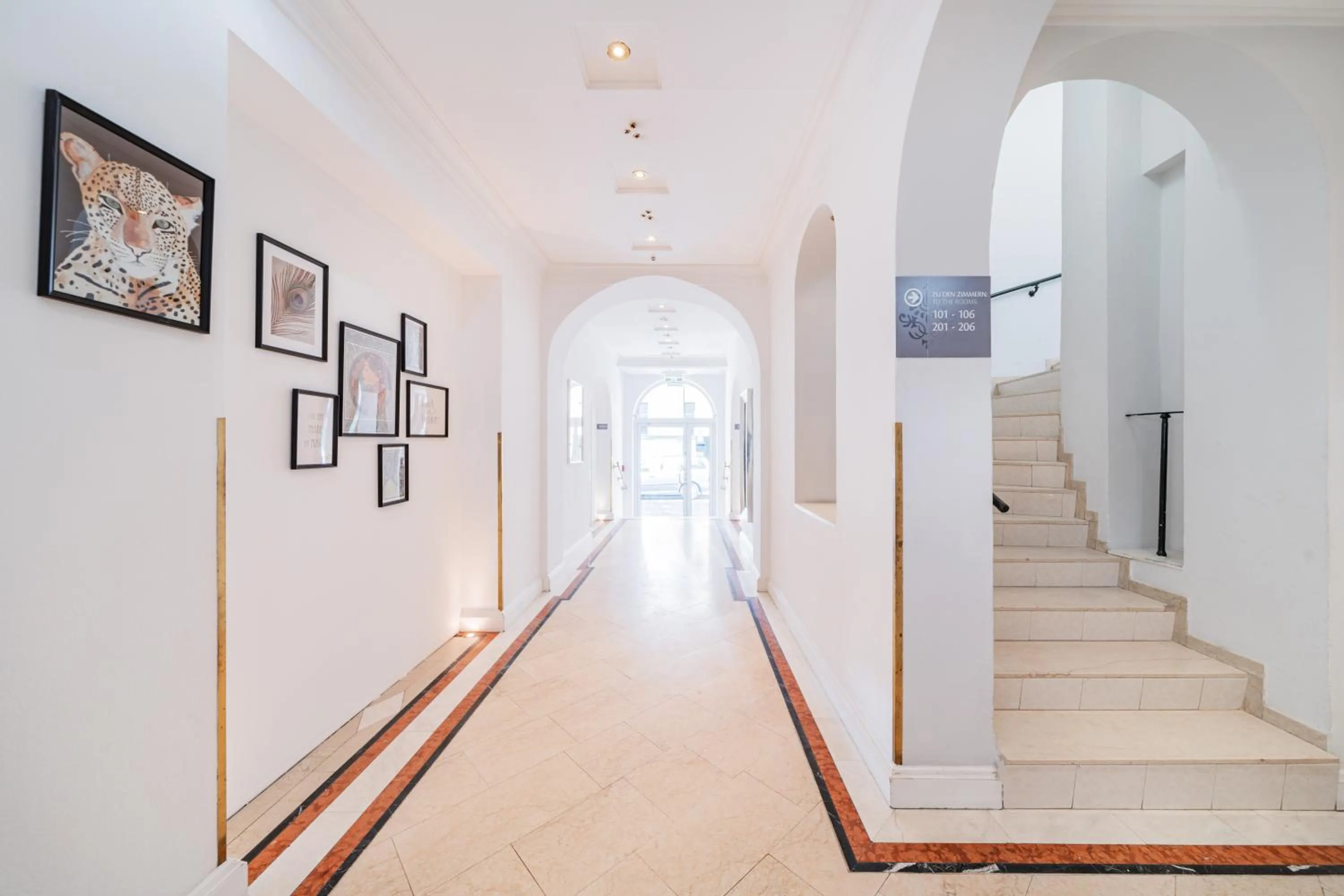 Self-Check-In Hotel Adlon