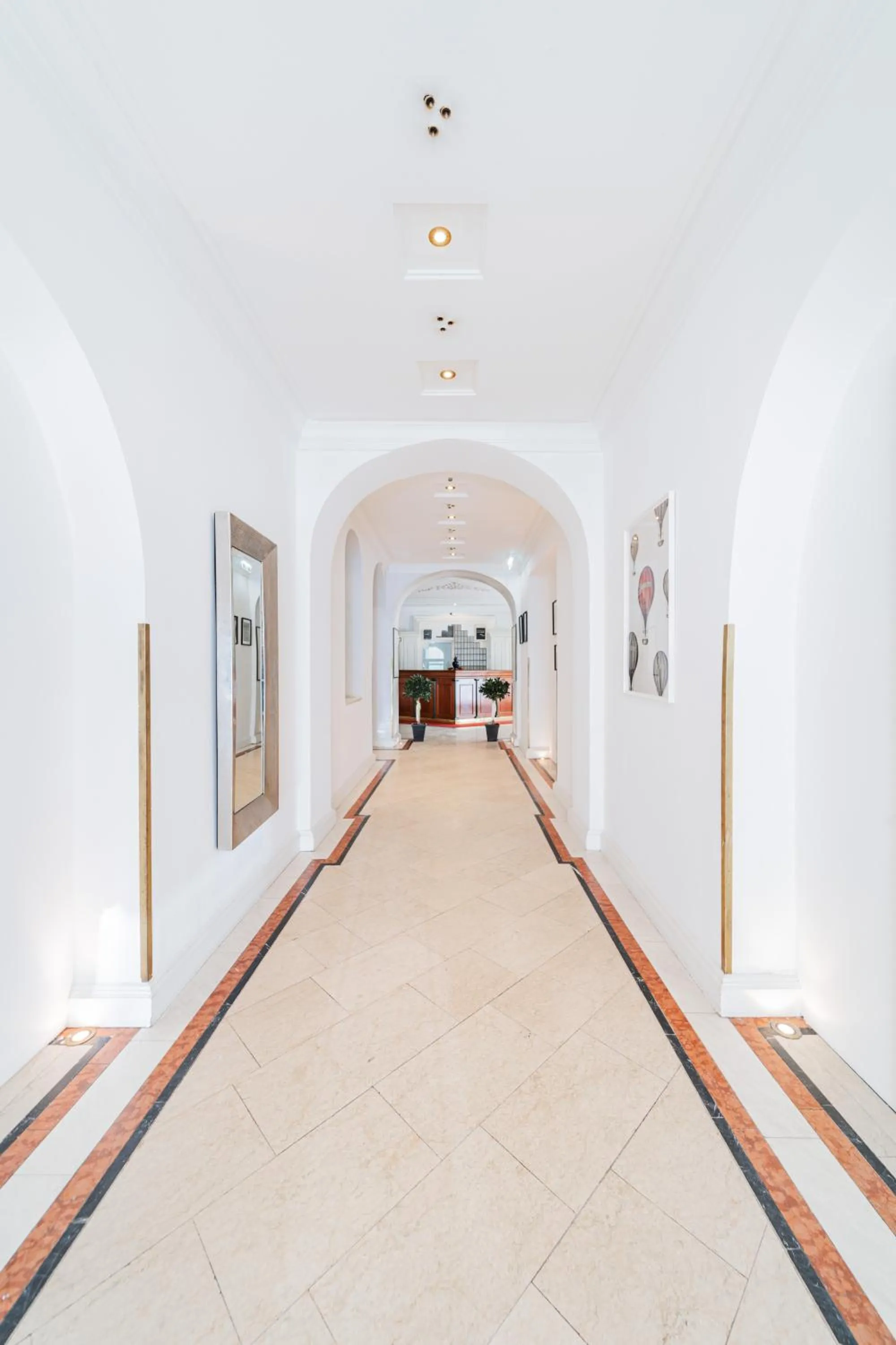 Self-Check-In Hotel Adlon