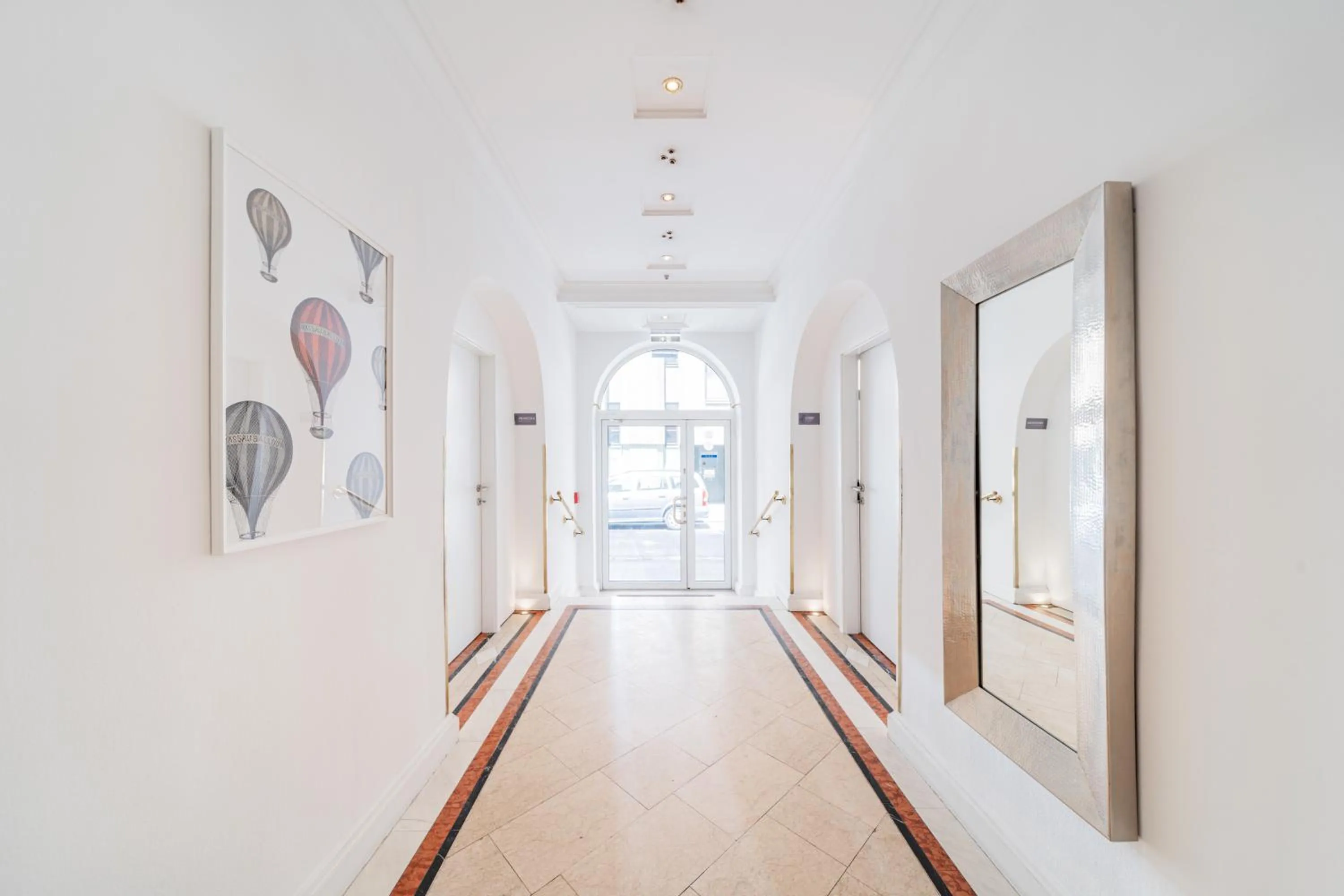 Self-Check-In Hotel Adlon