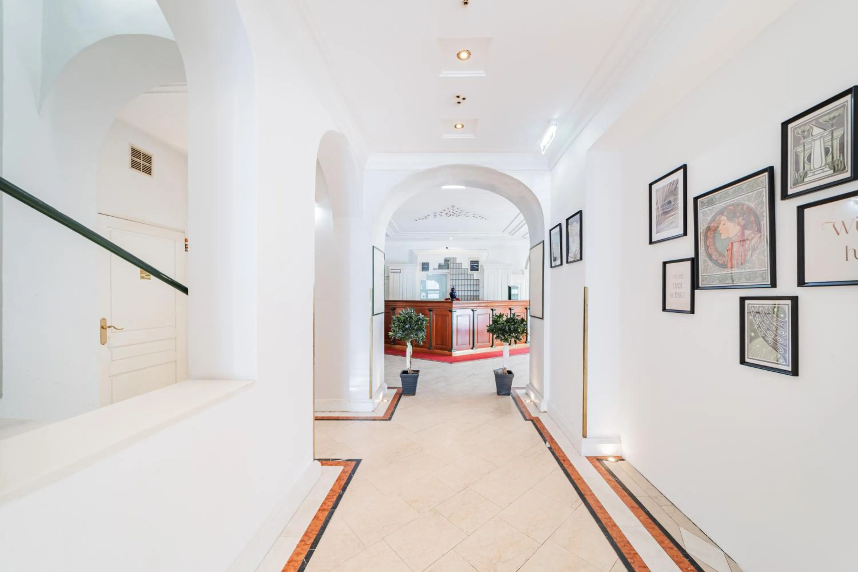 Self-Check-In Hotel Adlon