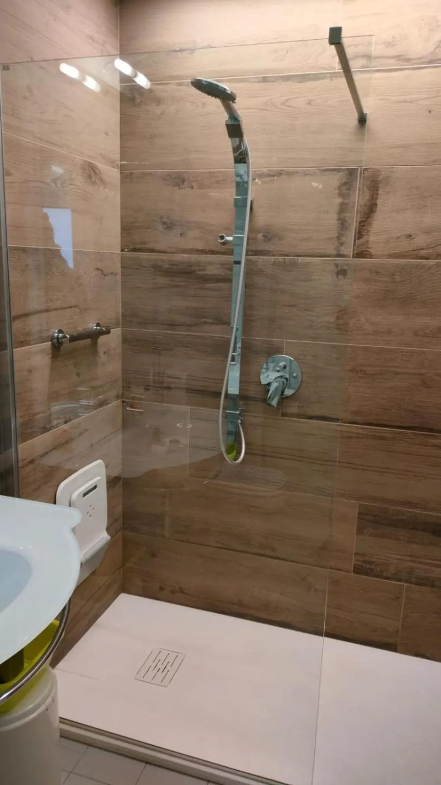 Shower in Hotel Eros Residence