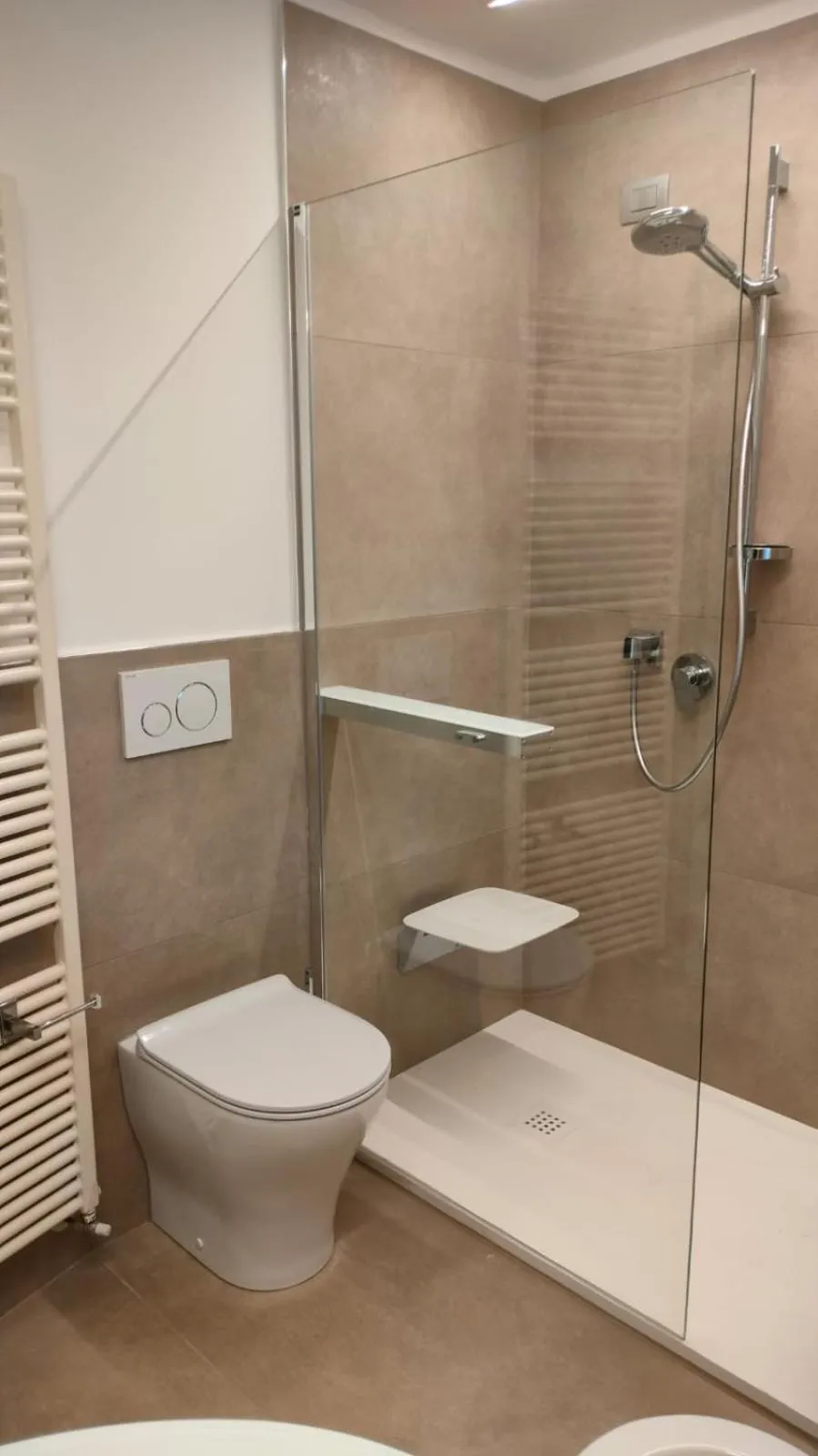 Shower in Hotel Eros Residence