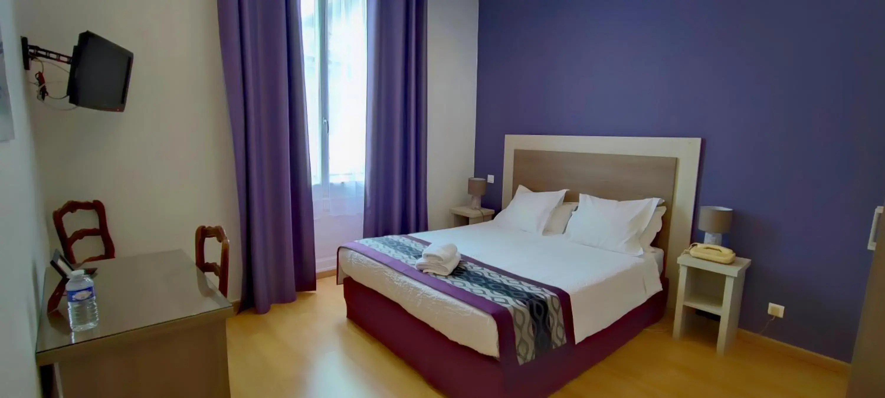 Bed in Logis Grand Hotel Pelisson Bed in Logis Grand Hotel Pelisson