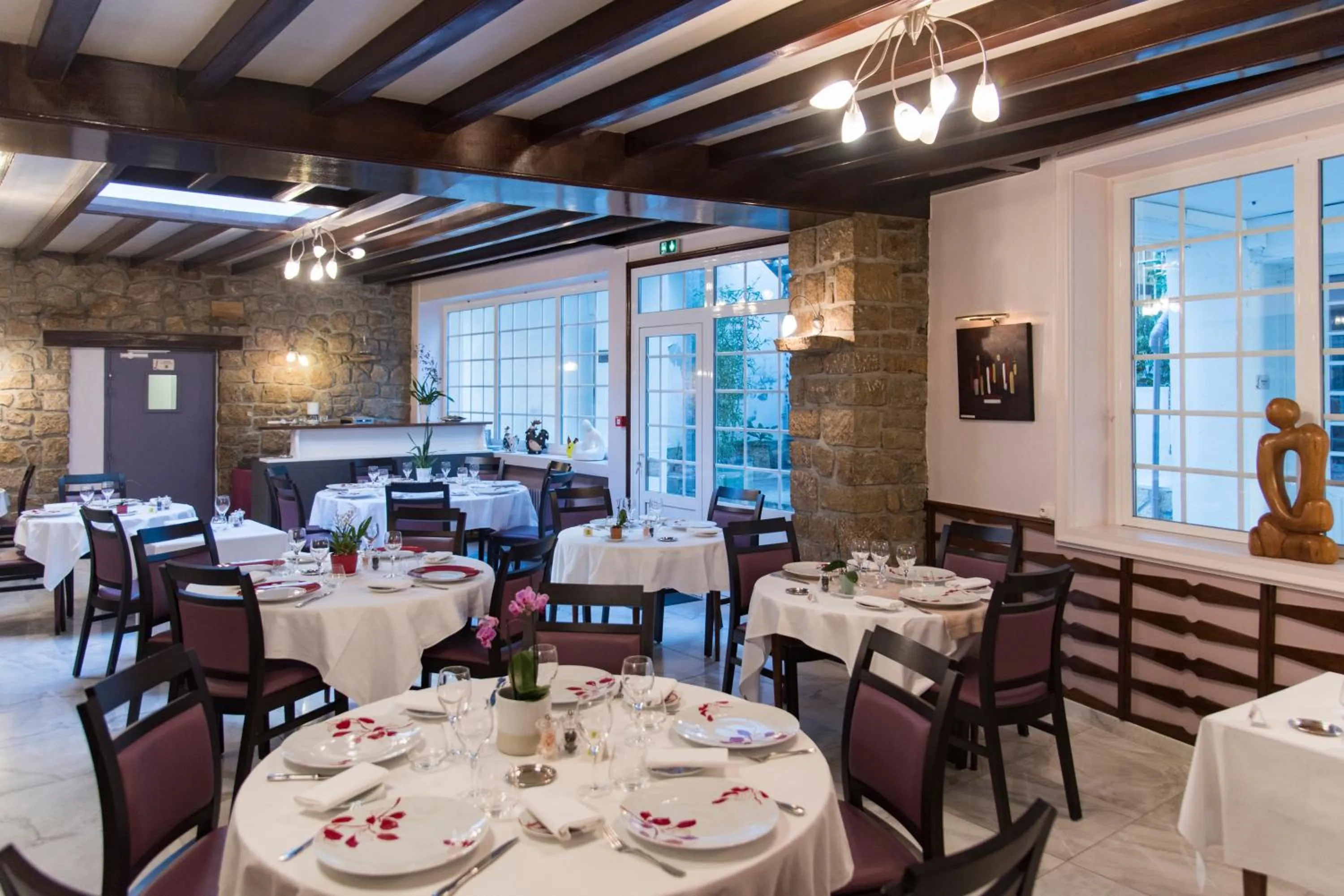Restaurant/places to eat in Logis Grand Hotel Pelisson