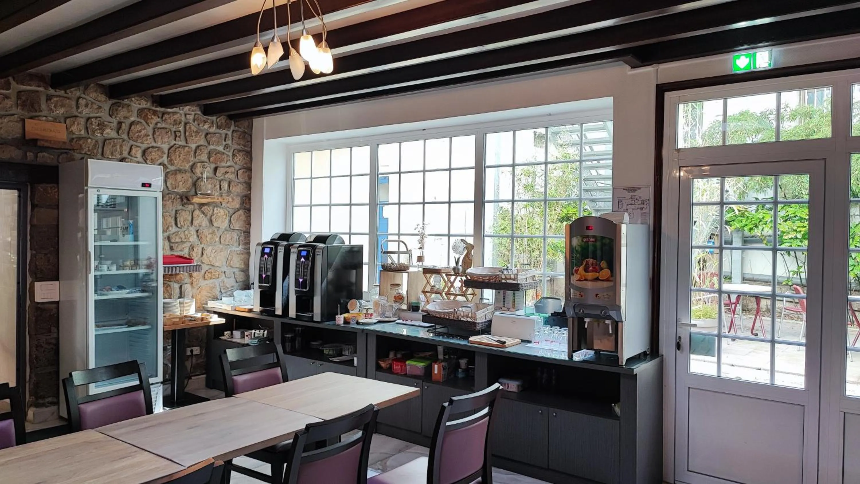 Restaurant/places to eat in Logis Grand Hotel Pelisson