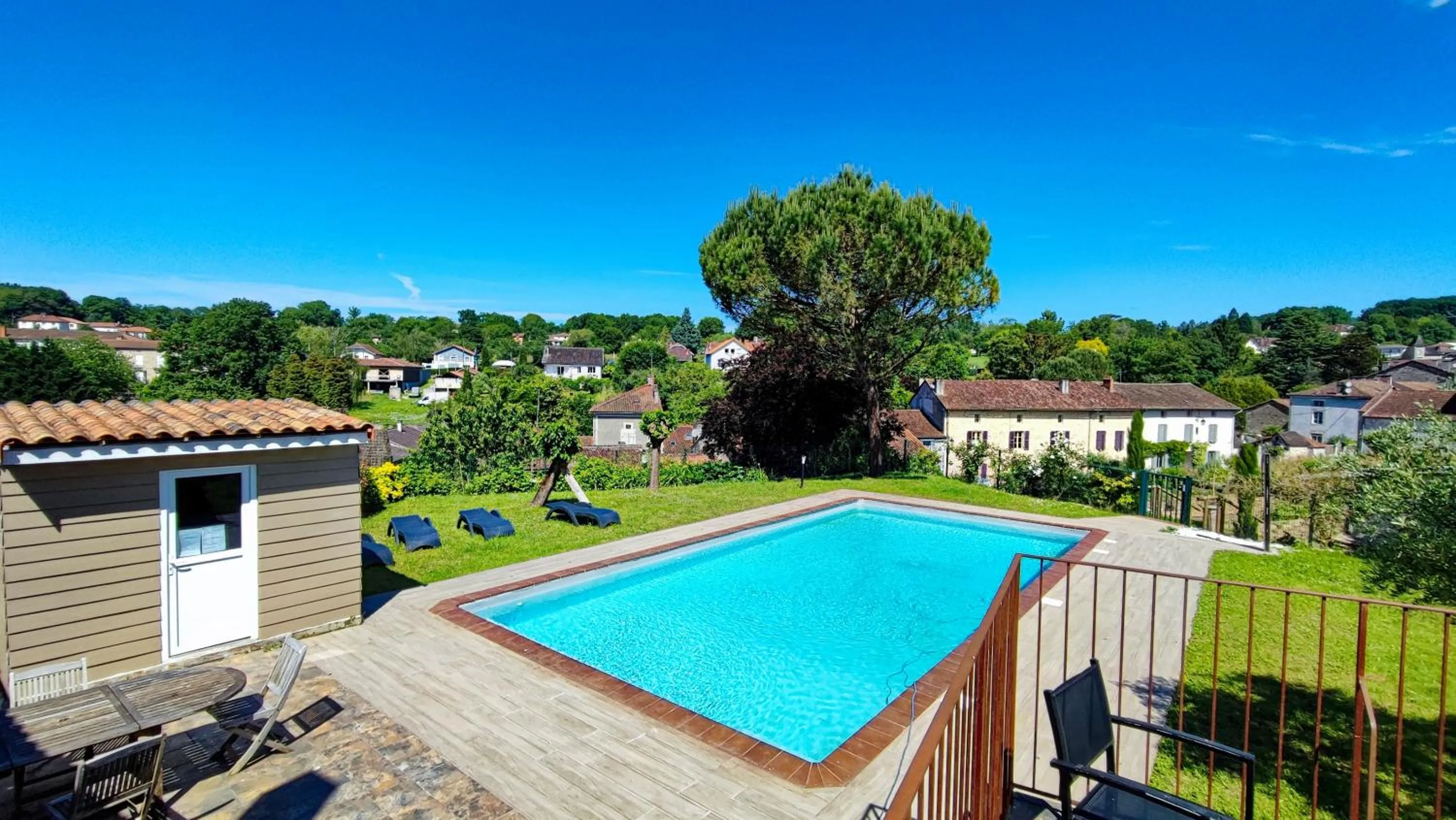 Garden in Logis Grand Hotel Pelisson