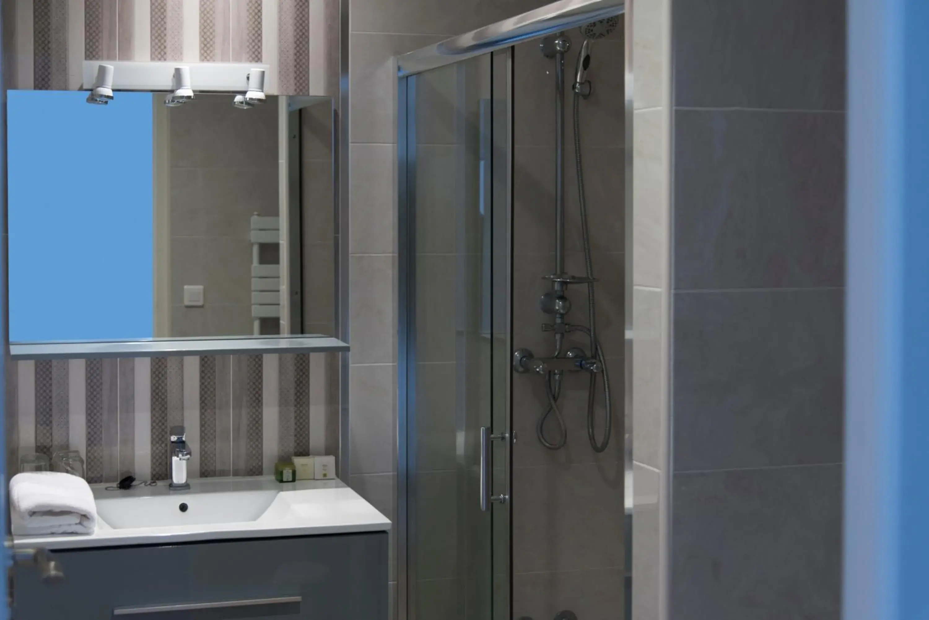 Bathroom in Logis Grand Hotel Pelisson Bathroom in Logis Grand Hotel Pelisson