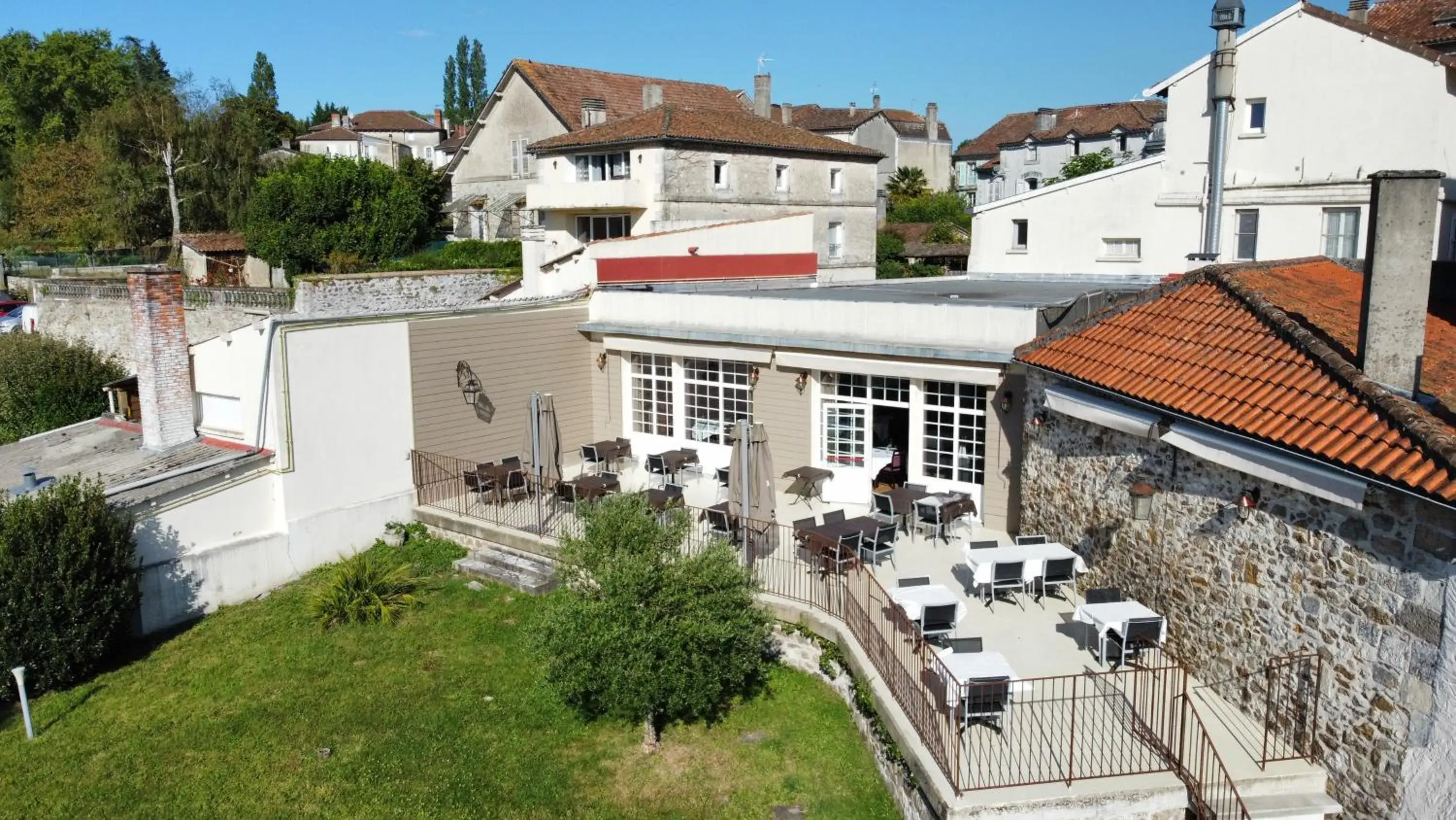 Property building in Logis Grand Hotel Pelisson Property building in Logis Grand Hotel Pelisson