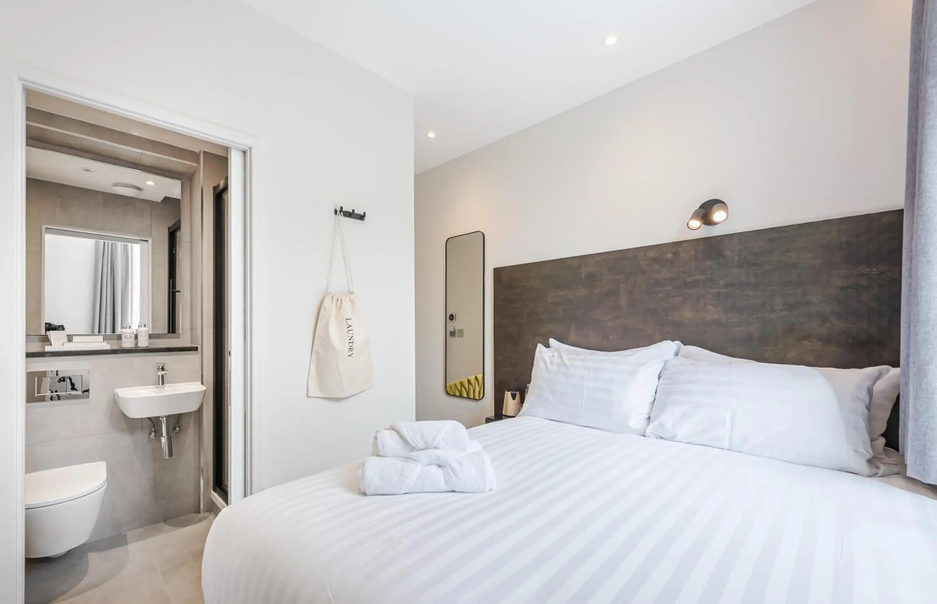 Bedroom, Bed in St Pancras Inn Bedroom, Bed in St Pancras Inn