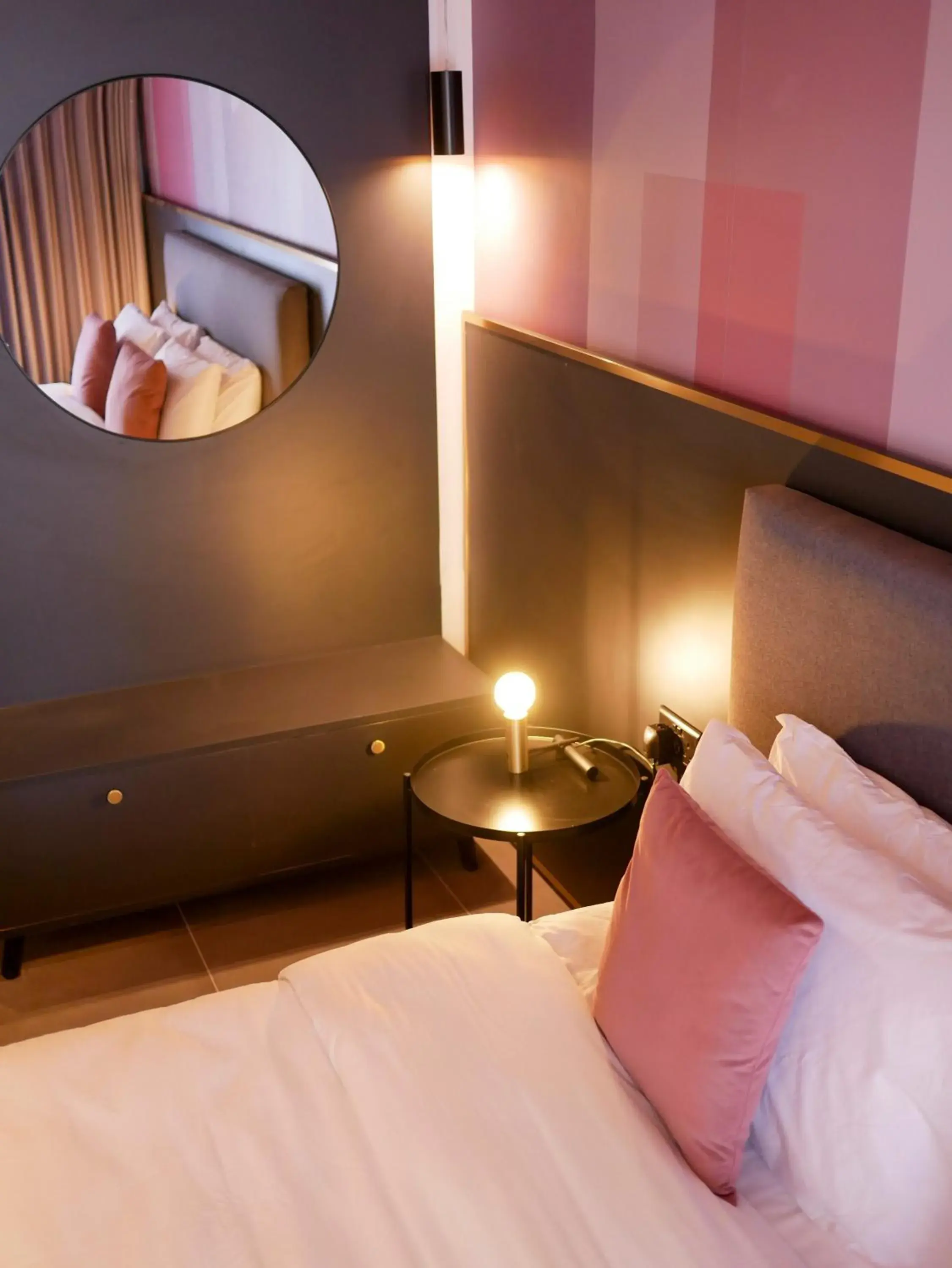 Bed in Eleven by Warren Collection Bed in Eleven by Warren Collection