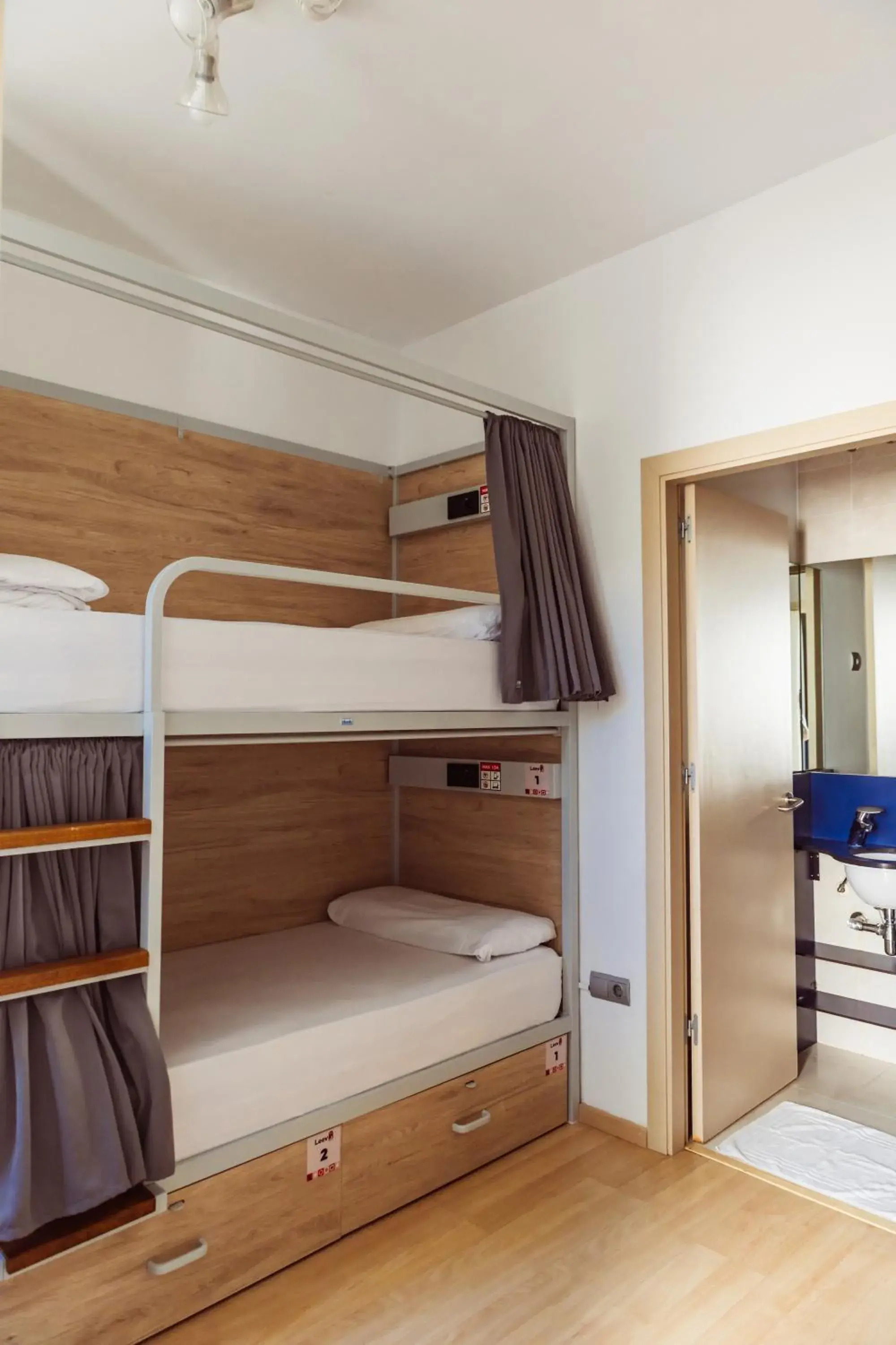 Bunk Bed in Male Dormitory Room in Leevin Stay Hostel Bunk Bed in Male Dormitory Room in Leevin Stay Hostel