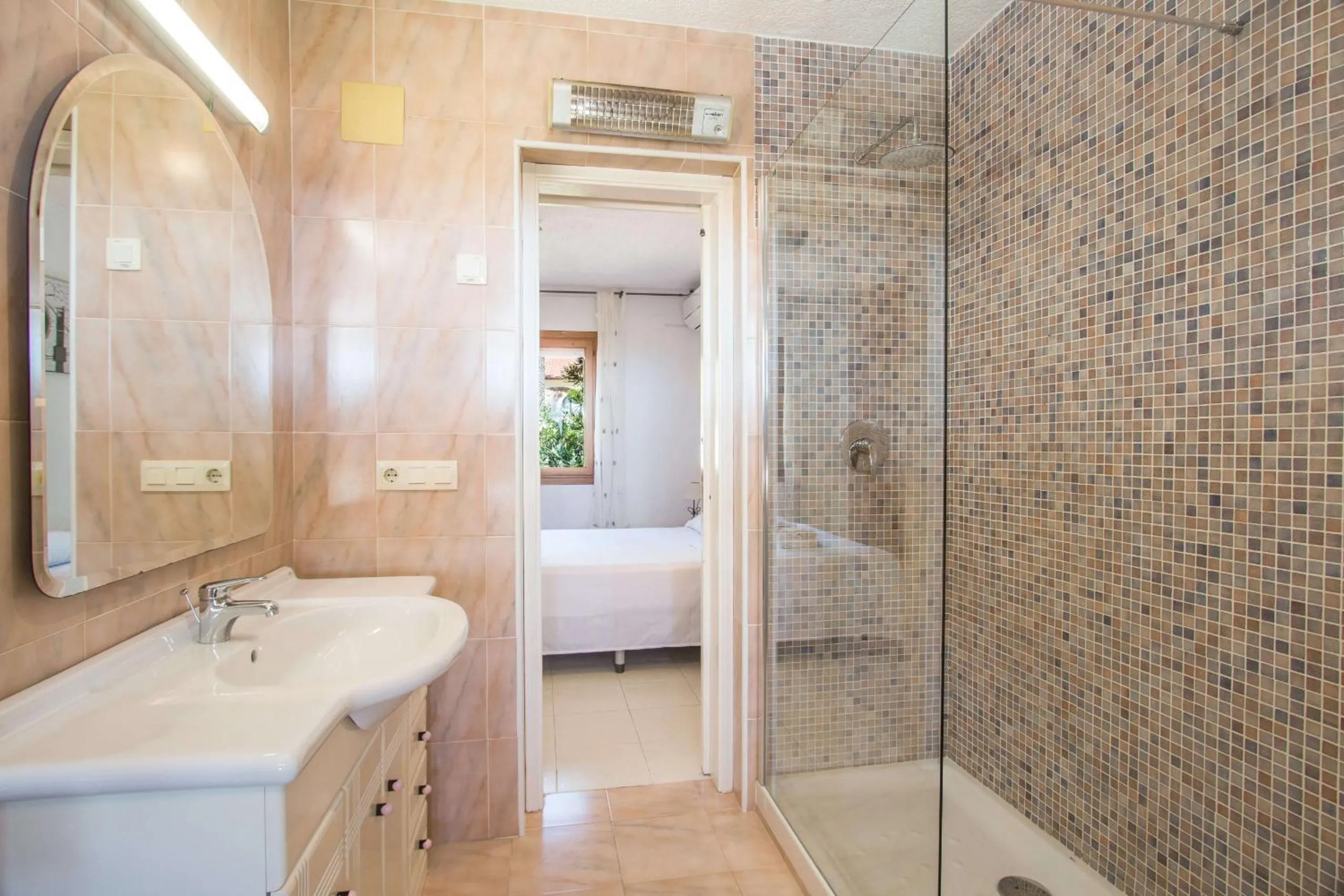 Bathroom, Bed in Villa Erik - PlusHolidays