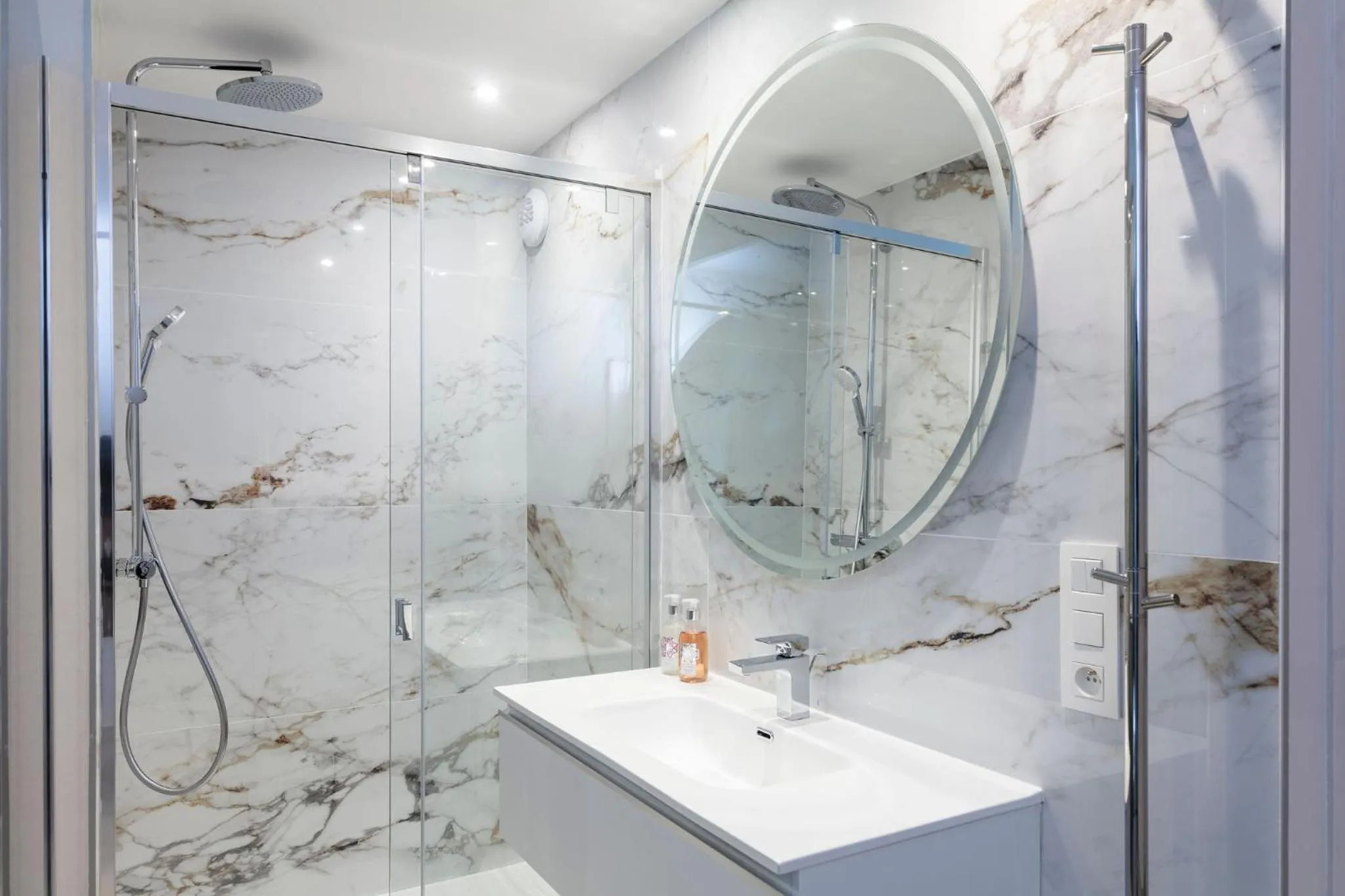 Shower in Hôtel et Restaurant La Bastide Bourrelly - Mathias Dandine