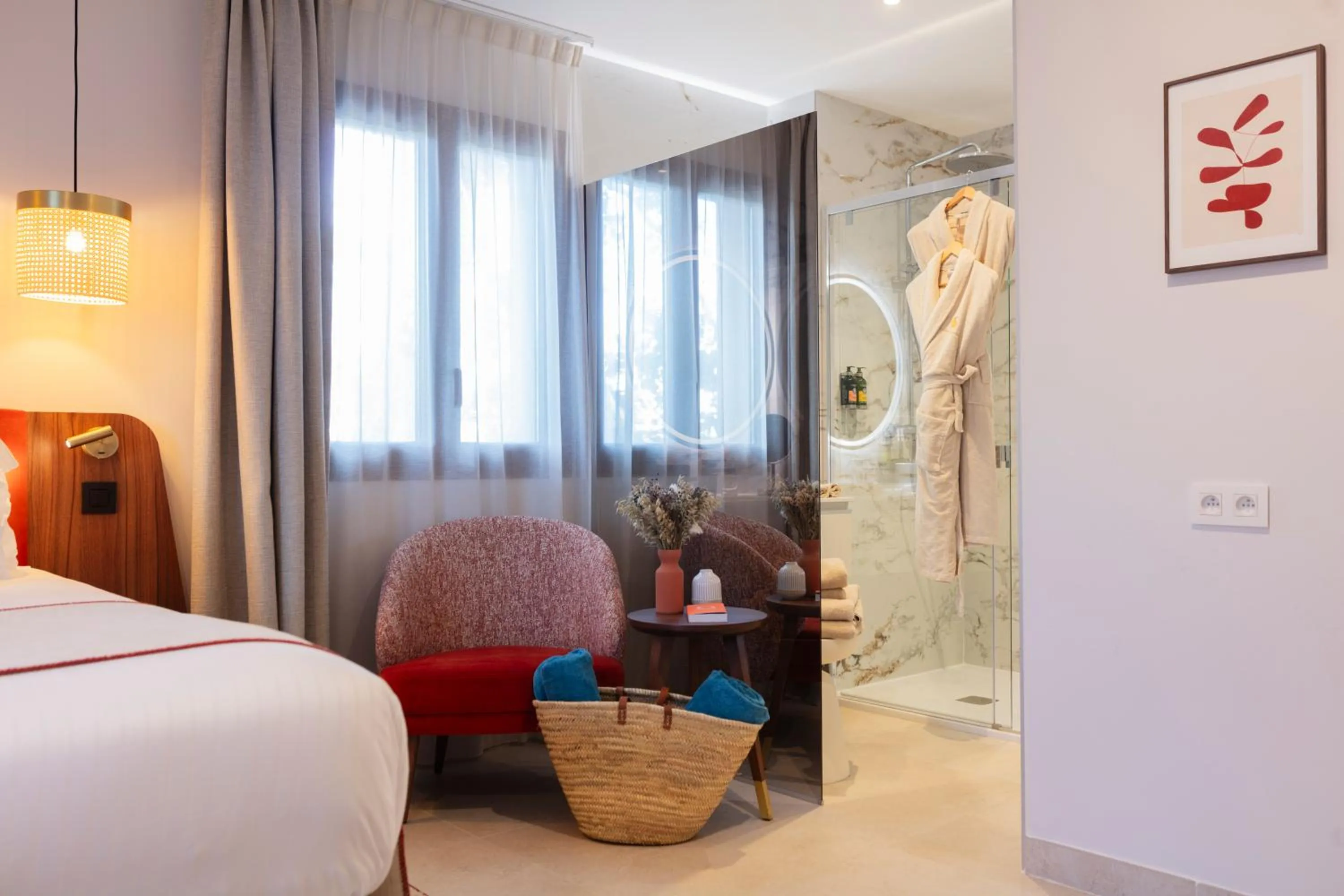 Bathroom, Bed in Hôtel et Restaurant La Bastide Bourrelly - Mathias Dandine