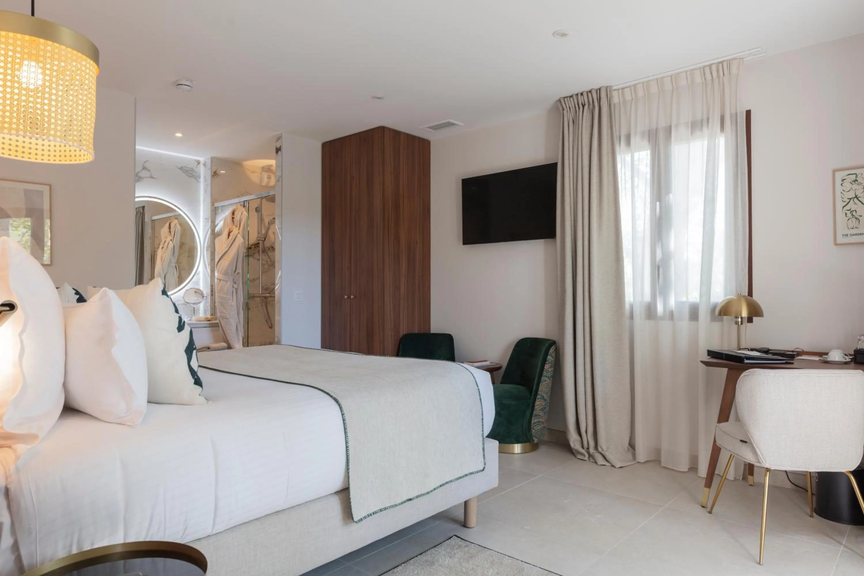 Photo of the whole room, Bed in Hôtel et Restaurant La Bastide Bourrelly - Mathias Dandine