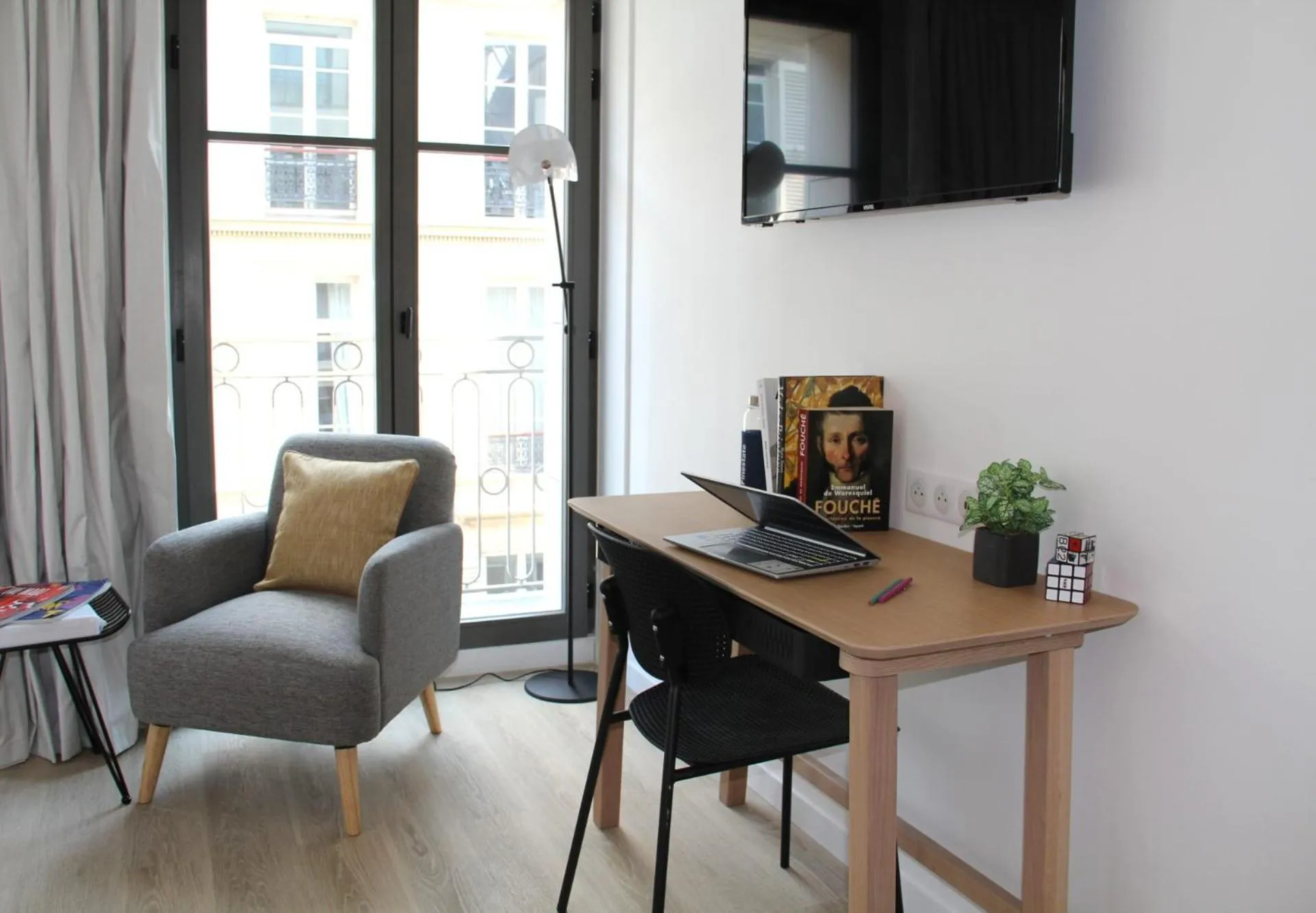 TV and multimedia in FINESTATE Coliving Champs-Elysées