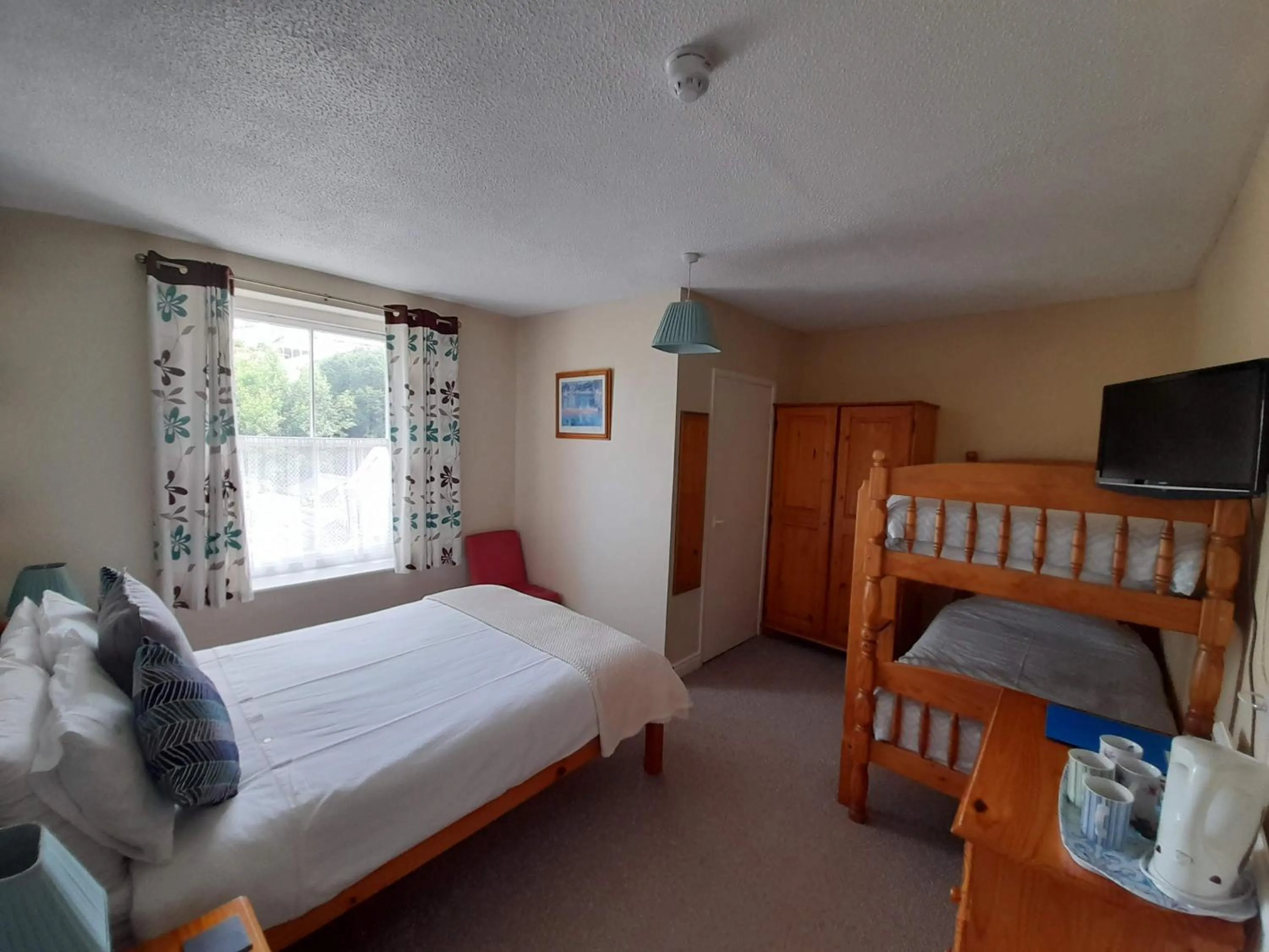 Photo of the whole room, Bed in Saffron House