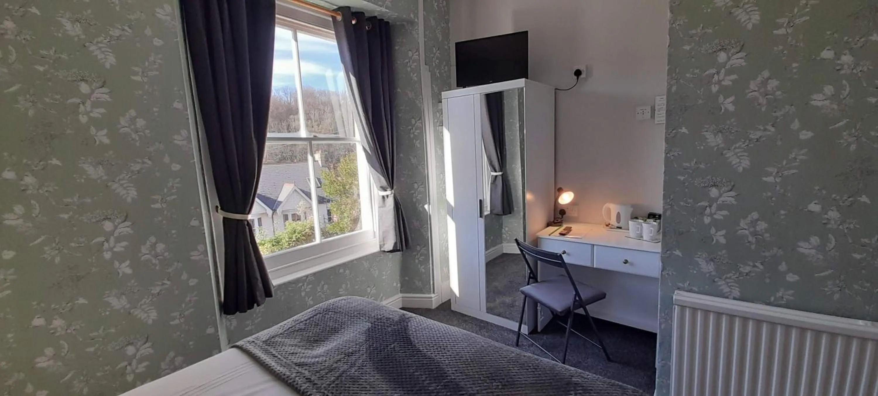 Bedroom, Bed in Saffron House