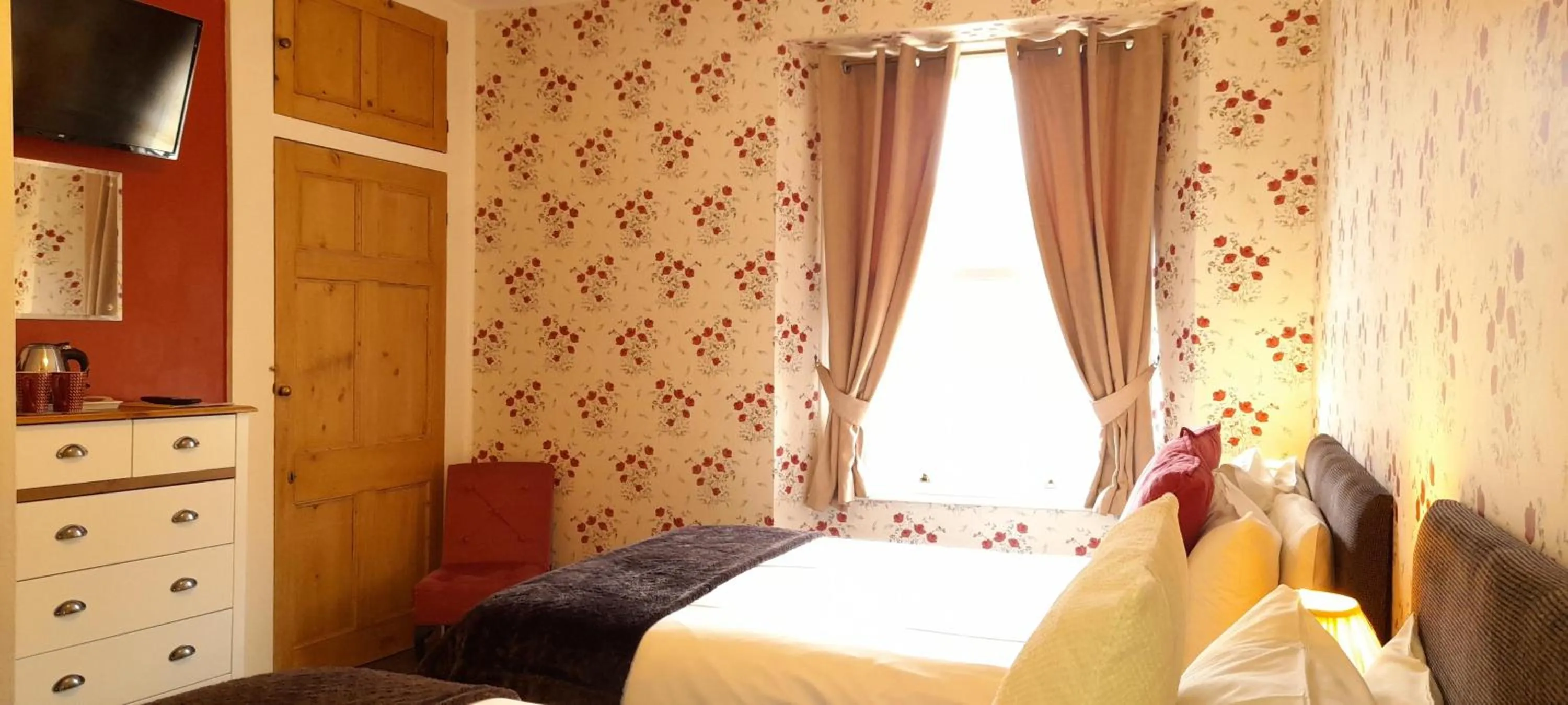 Photo of the whole room, Bed in Saffron House