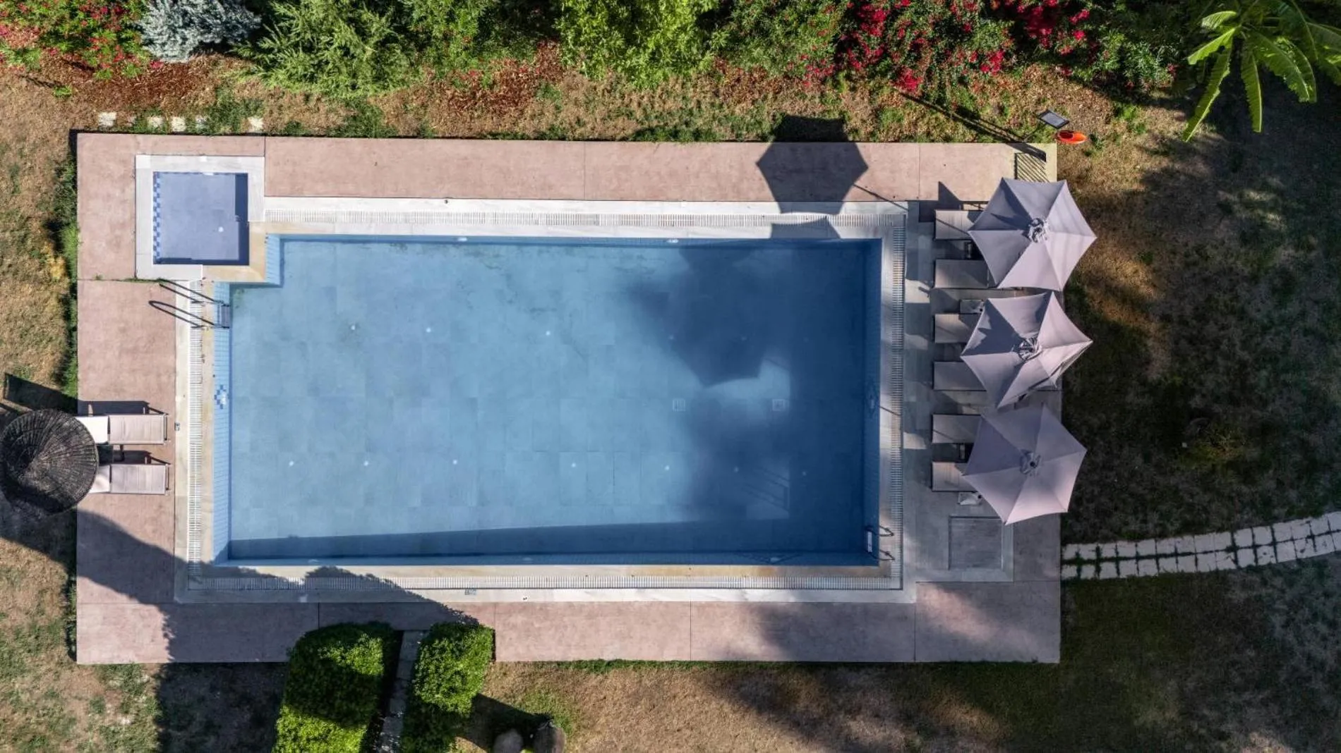 Garden in Leone Luxury Villas