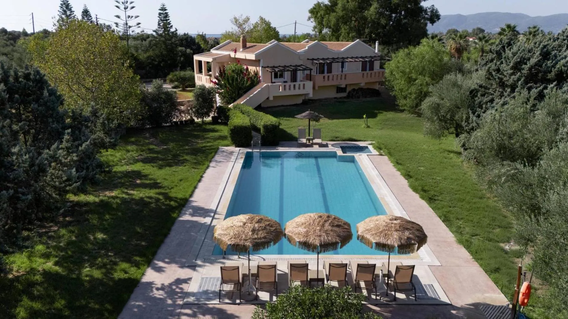 Garden in Leone Luxury Villas