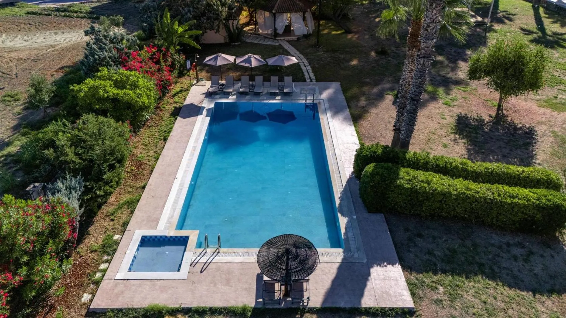 Garden in Leone Luxury Villas