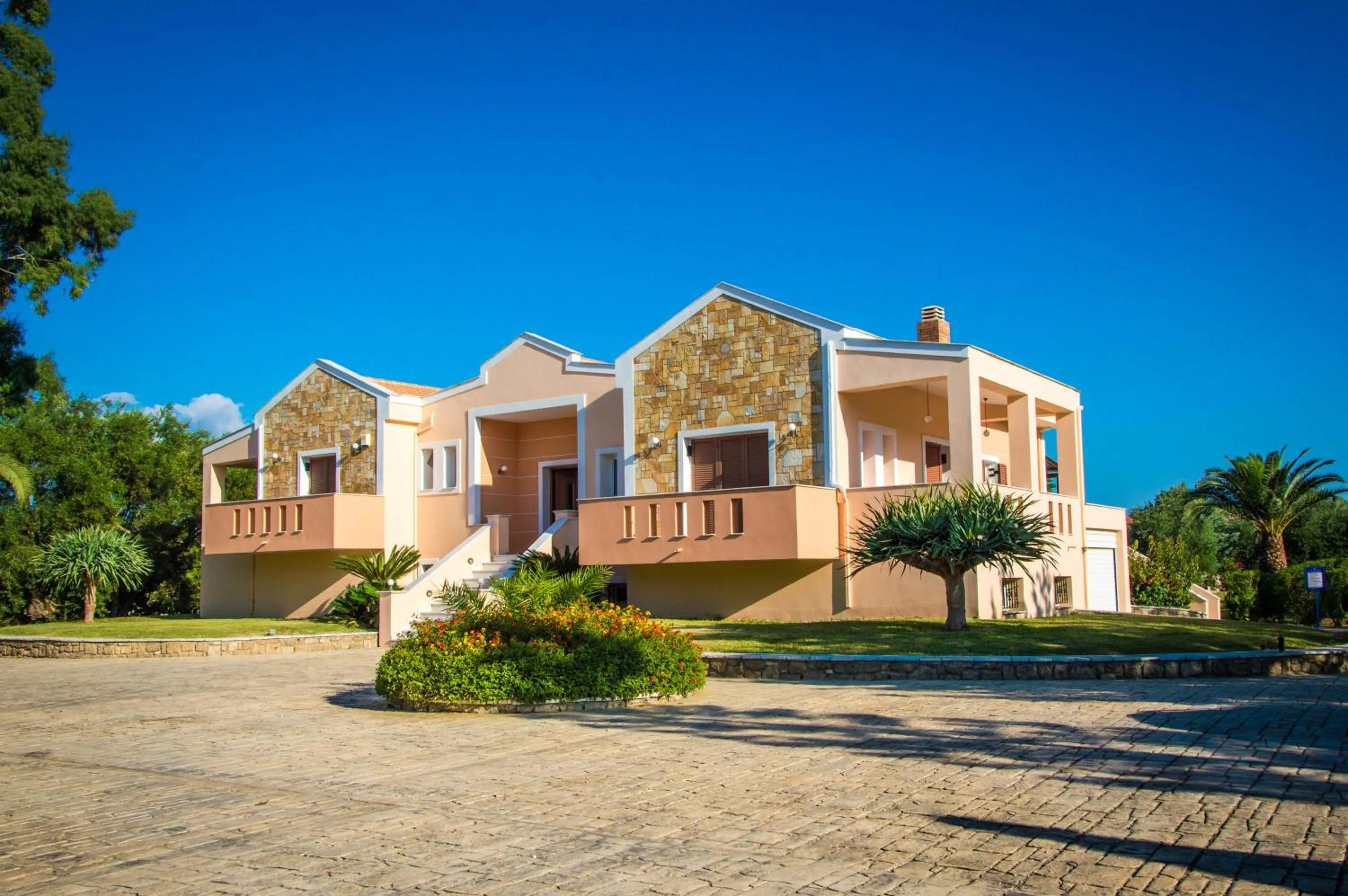 Garden in Leone Luxury Villas