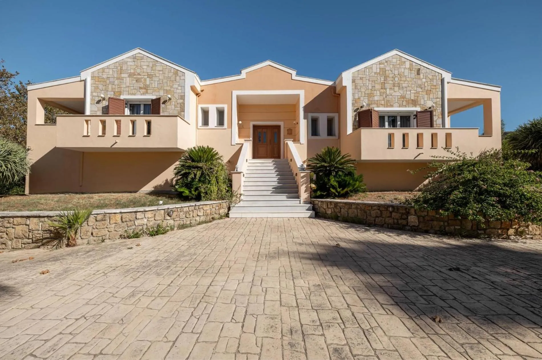 Garden in Leone Luxury Villas