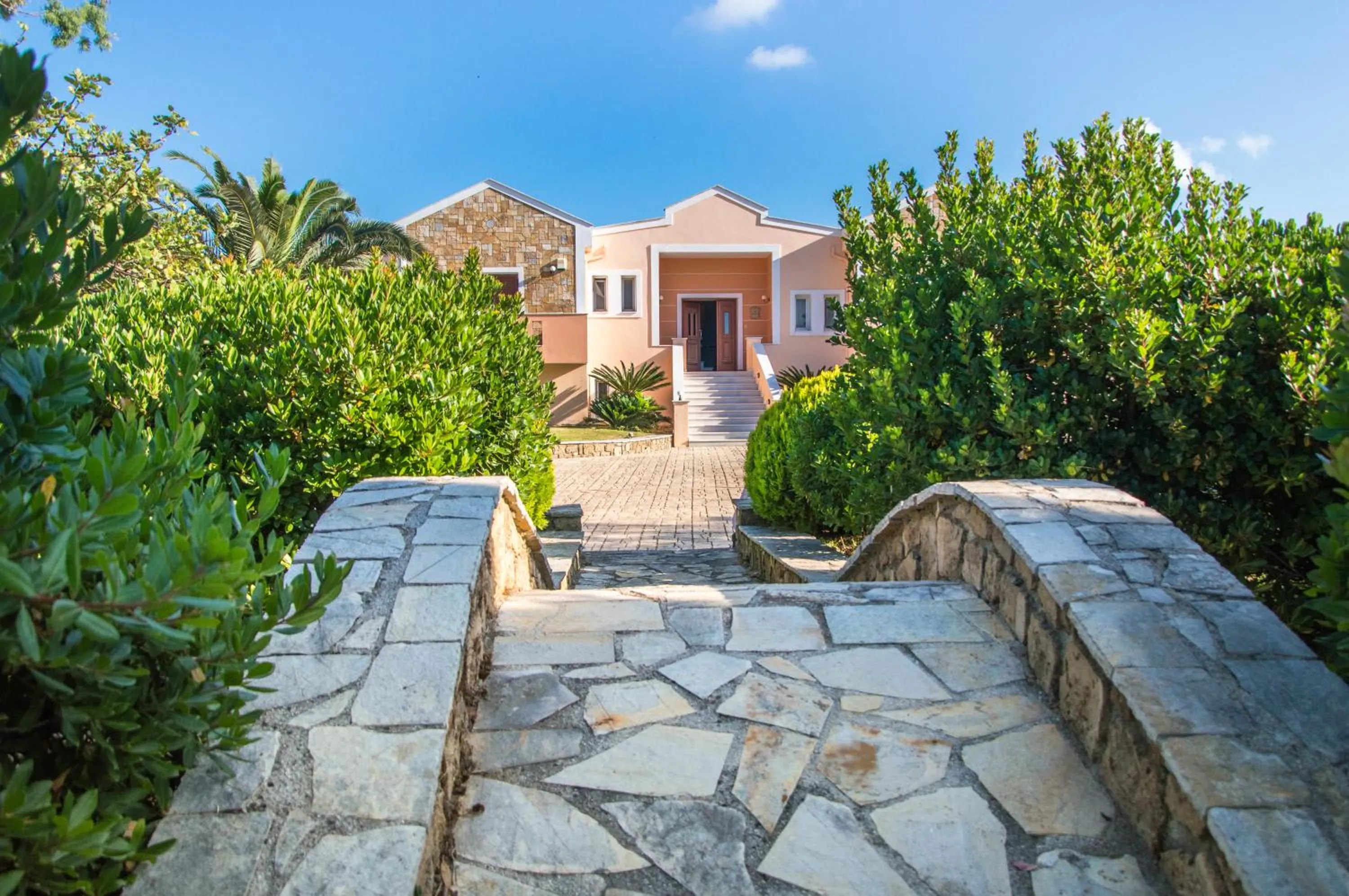 Garden in Leone Luxury Villas