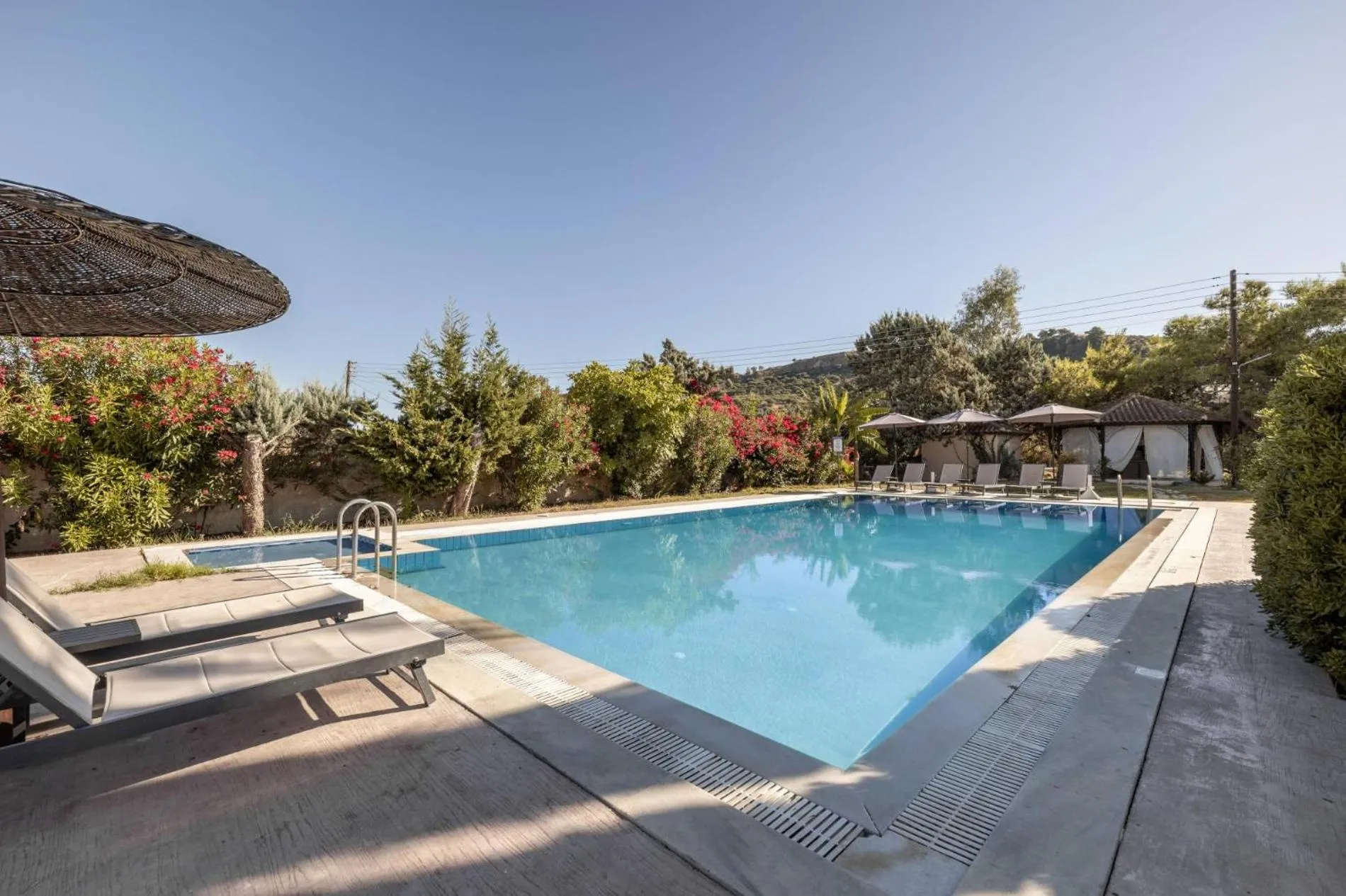 Garden in Leone Luxury Villas