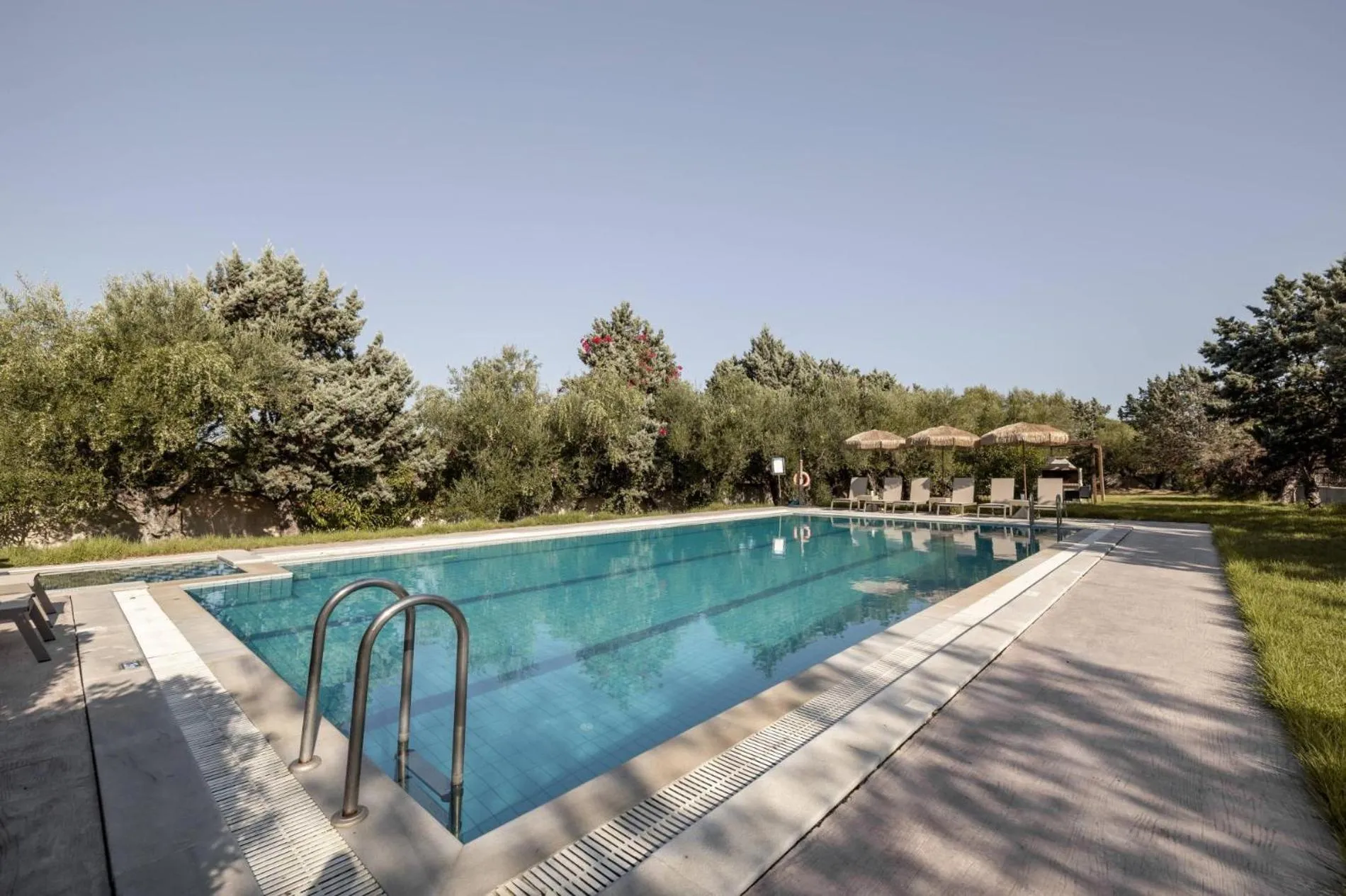 Garden in Leone Luxury Villas