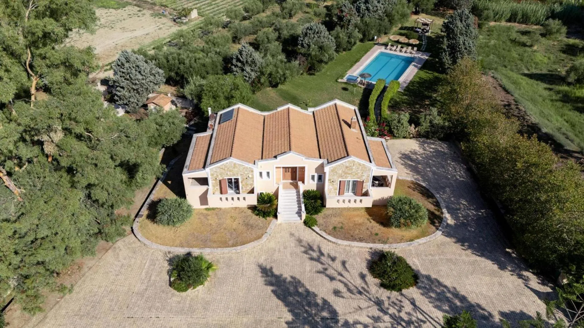 Garden in Leone Luxury Villas