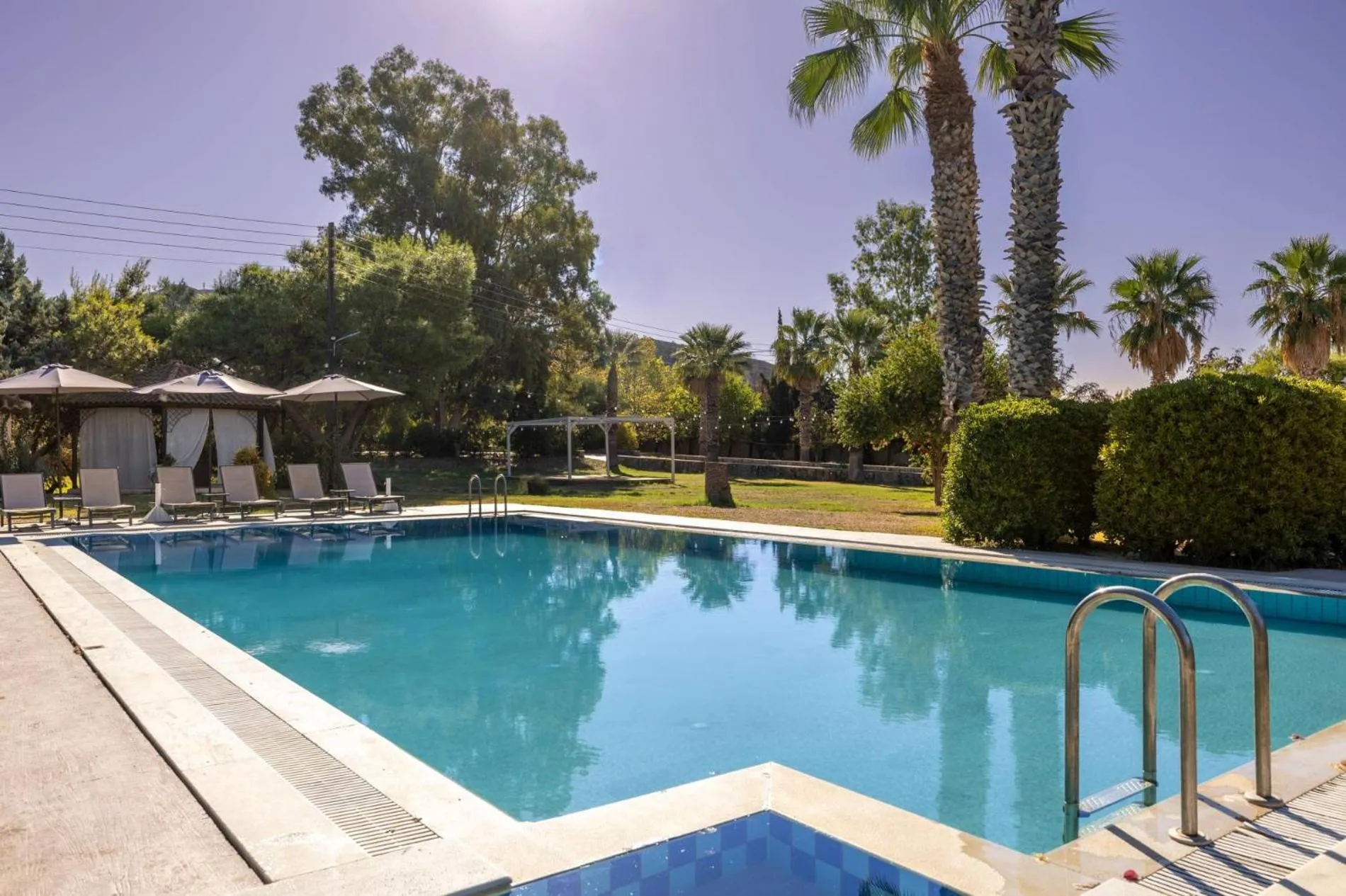 Garden in Leone Luxury Villas