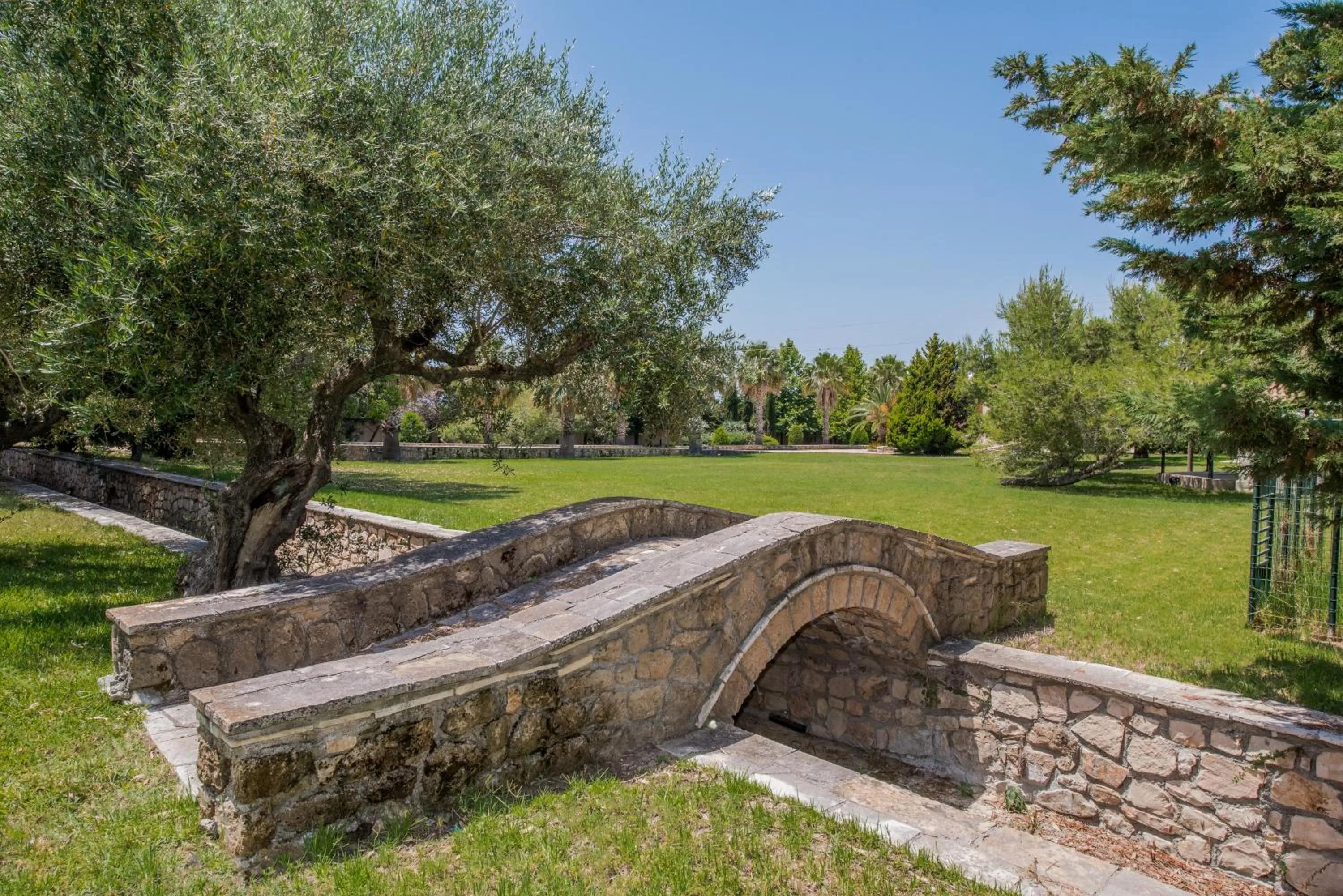 Garden in Leone Luxury Villas