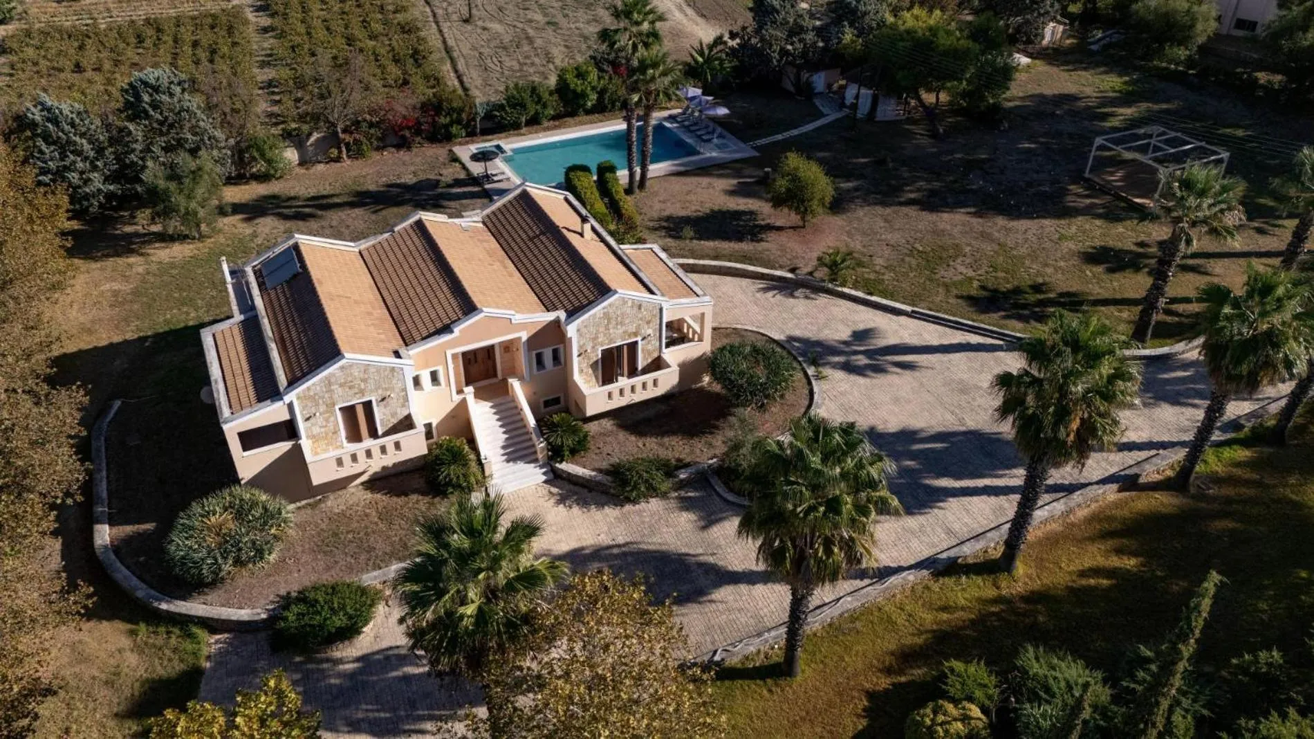 Garden in Leone Luxury Villas