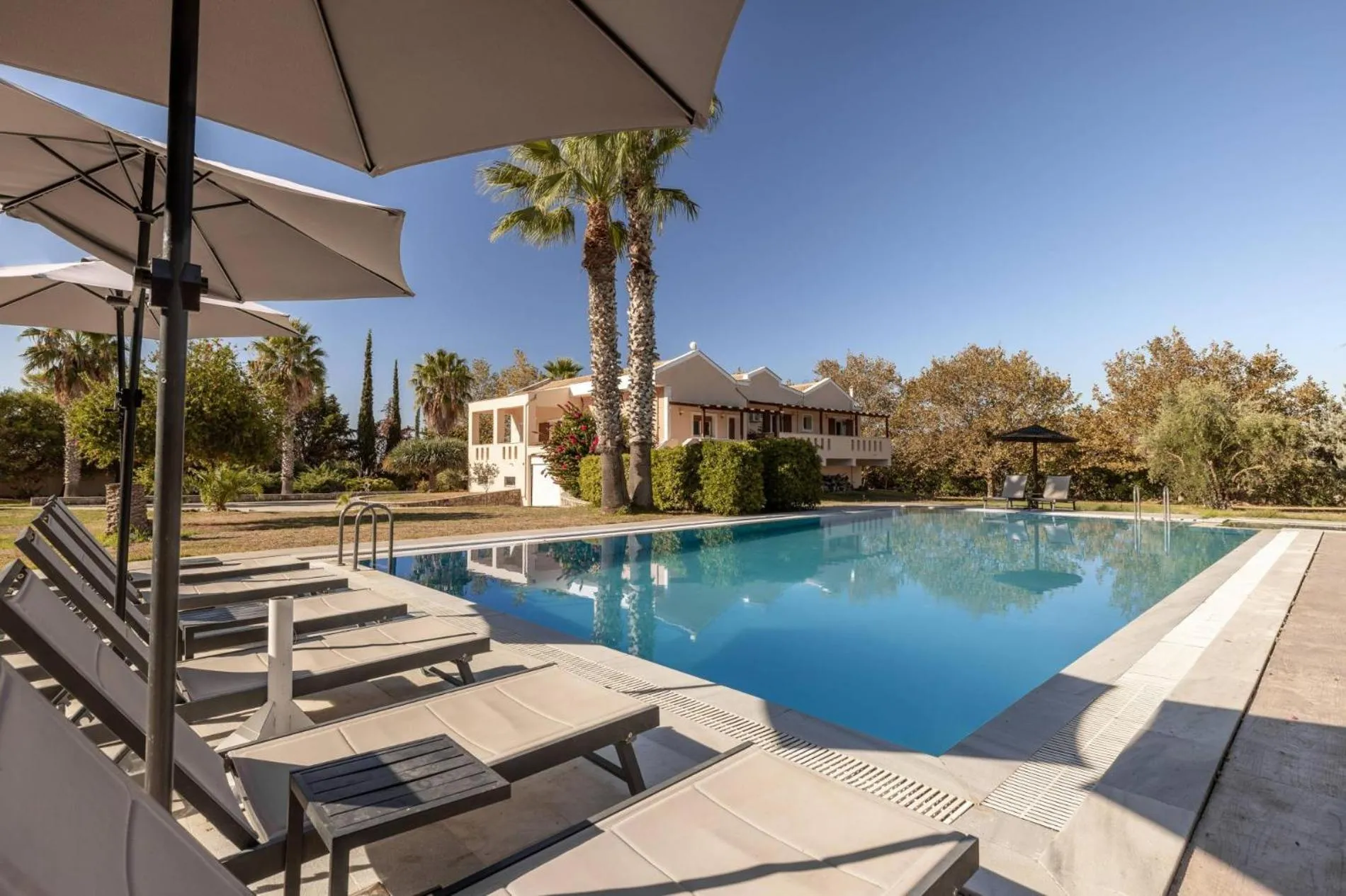 Garden in Leone Luxury Villas